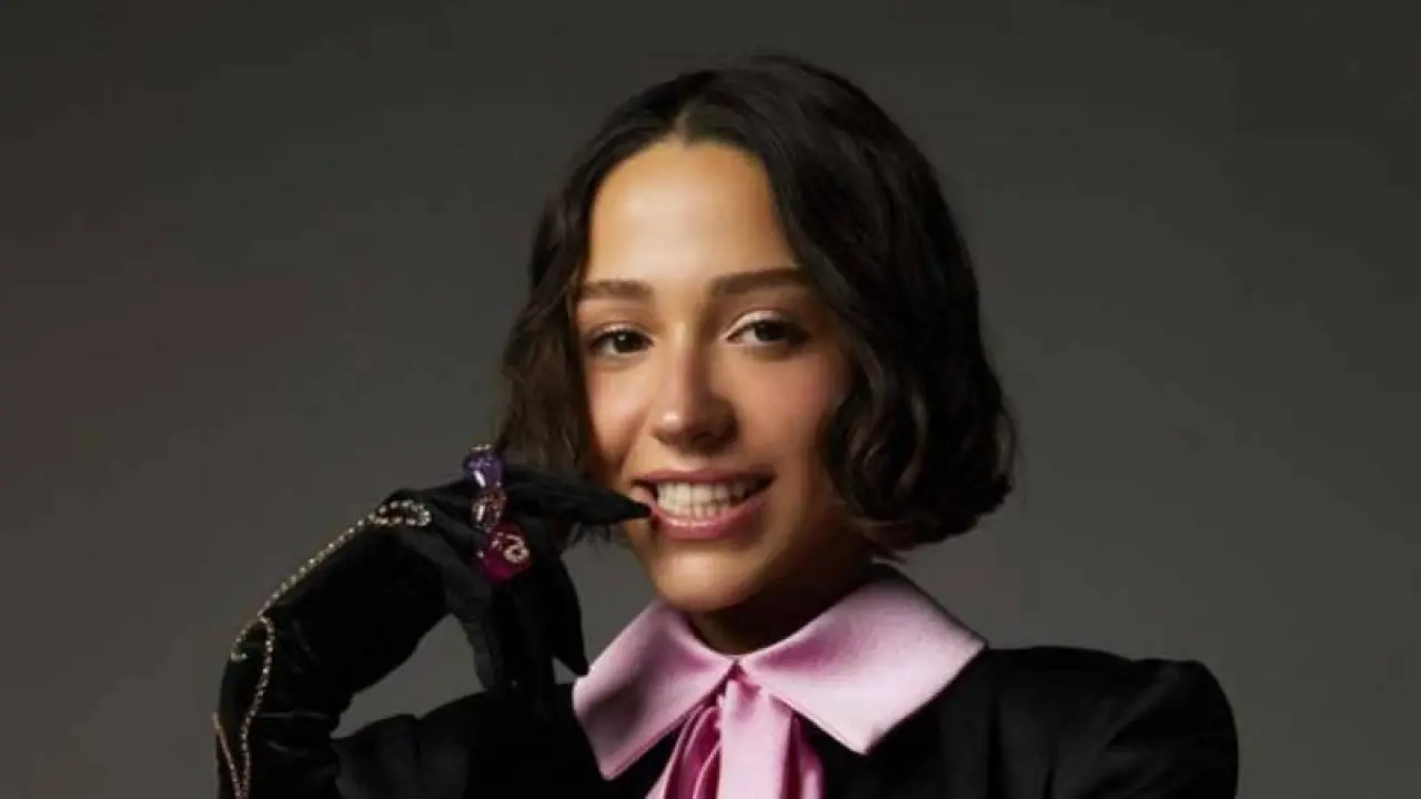 Serkay Tütüncü’den Zeynep Bastık’a Harbiye sürprizi: Çiçek ve diyet notu! 4