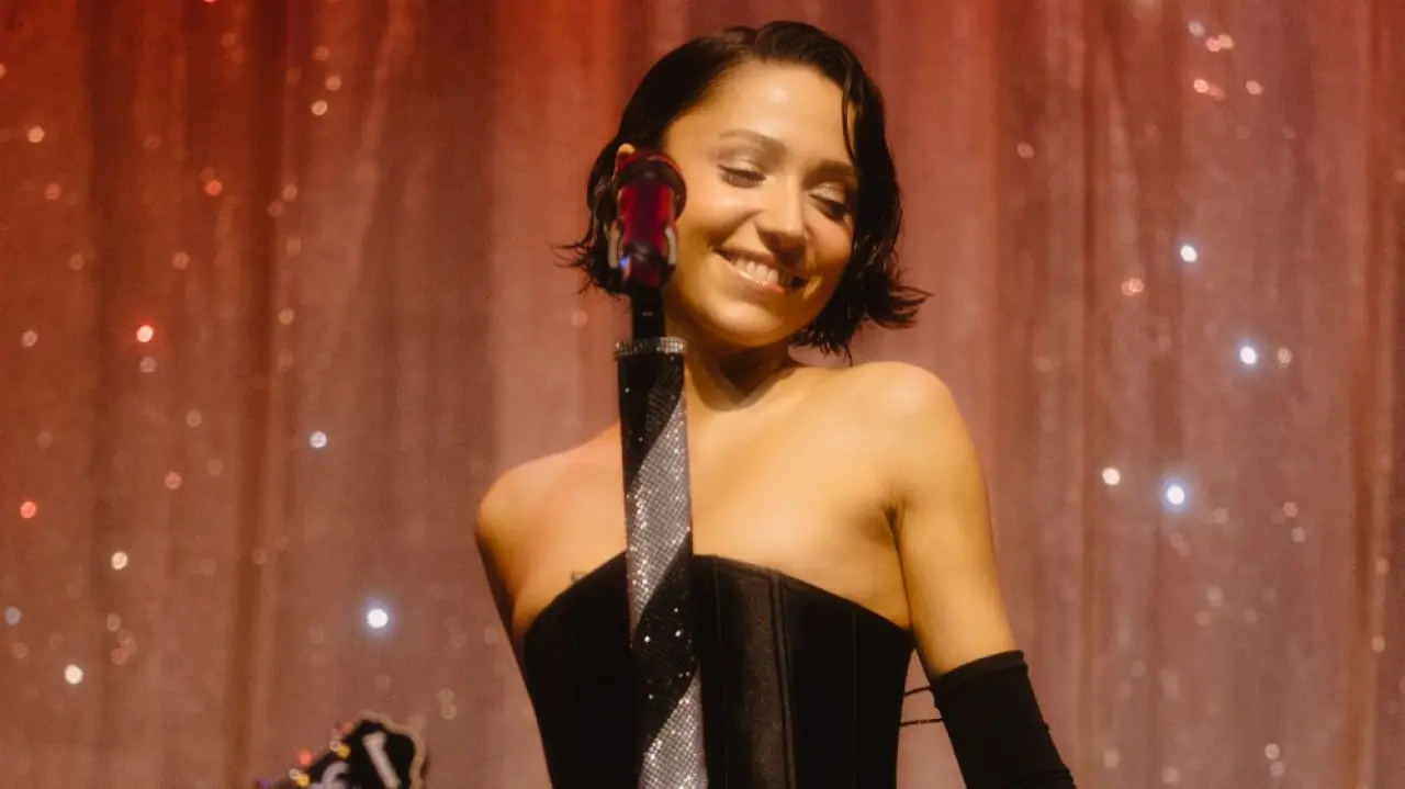 Serkay Tütüncü’den Zeynep Bastık’a Harbiye sürprizi: Çiçek ve diyet notu! 1