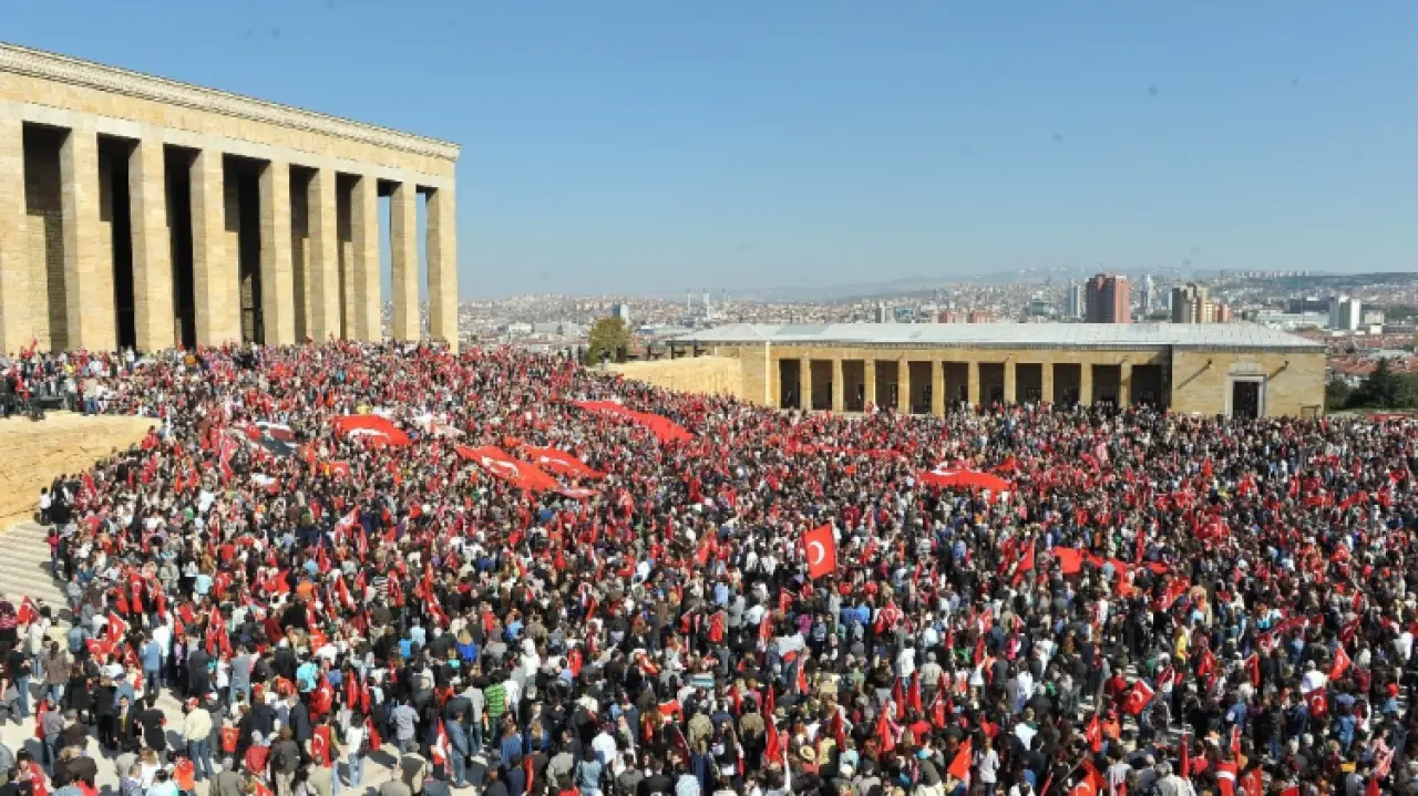 Cumhuriyet’in 102. Yılına Yakışır Coşku: Meydanlar Ay Yıldızla Doldu 10