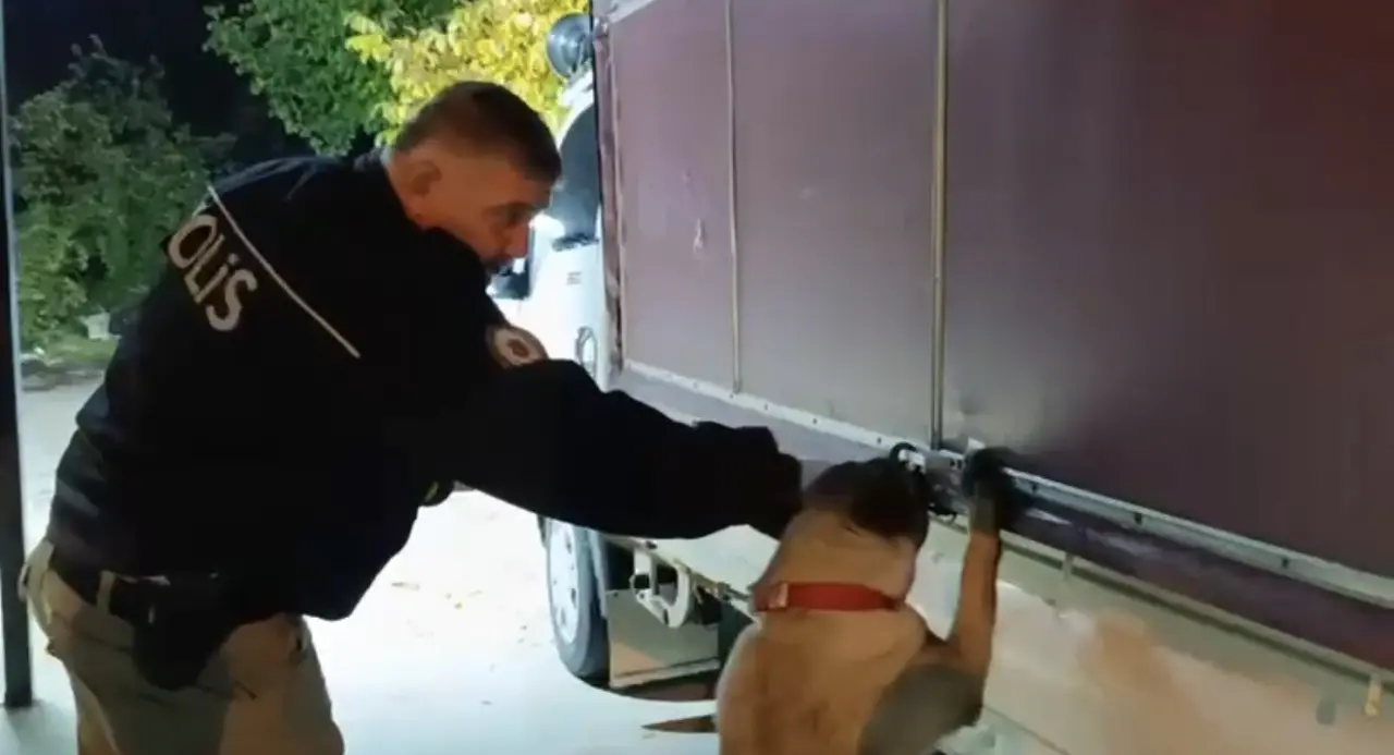 Şeytanı kıskandıracak plan! Kamyonetten uyuşturucu fışkırdı 3