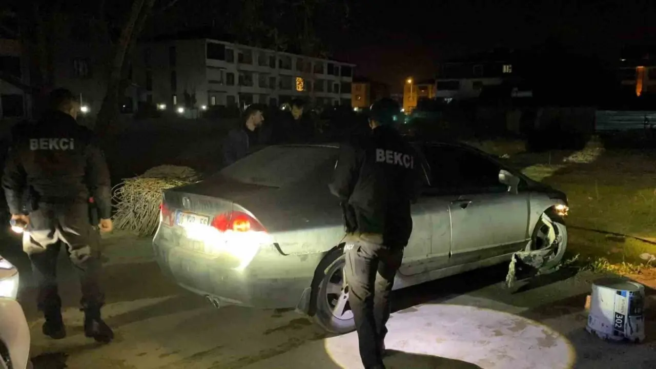 Drift attı, kaçtı, çarptı... Film gibi kovalamacanın sonu inşaatta bitti! 4