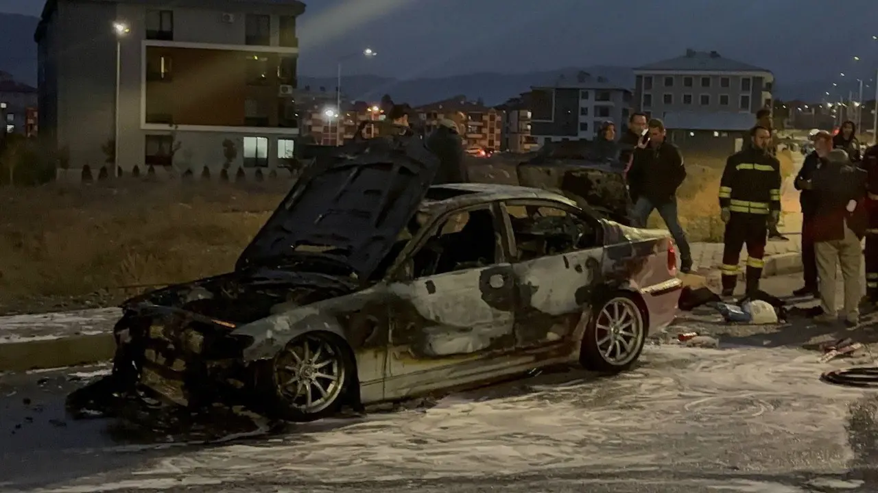 Motor alev aldı, otomobil kısa sürede kül oldu! 2