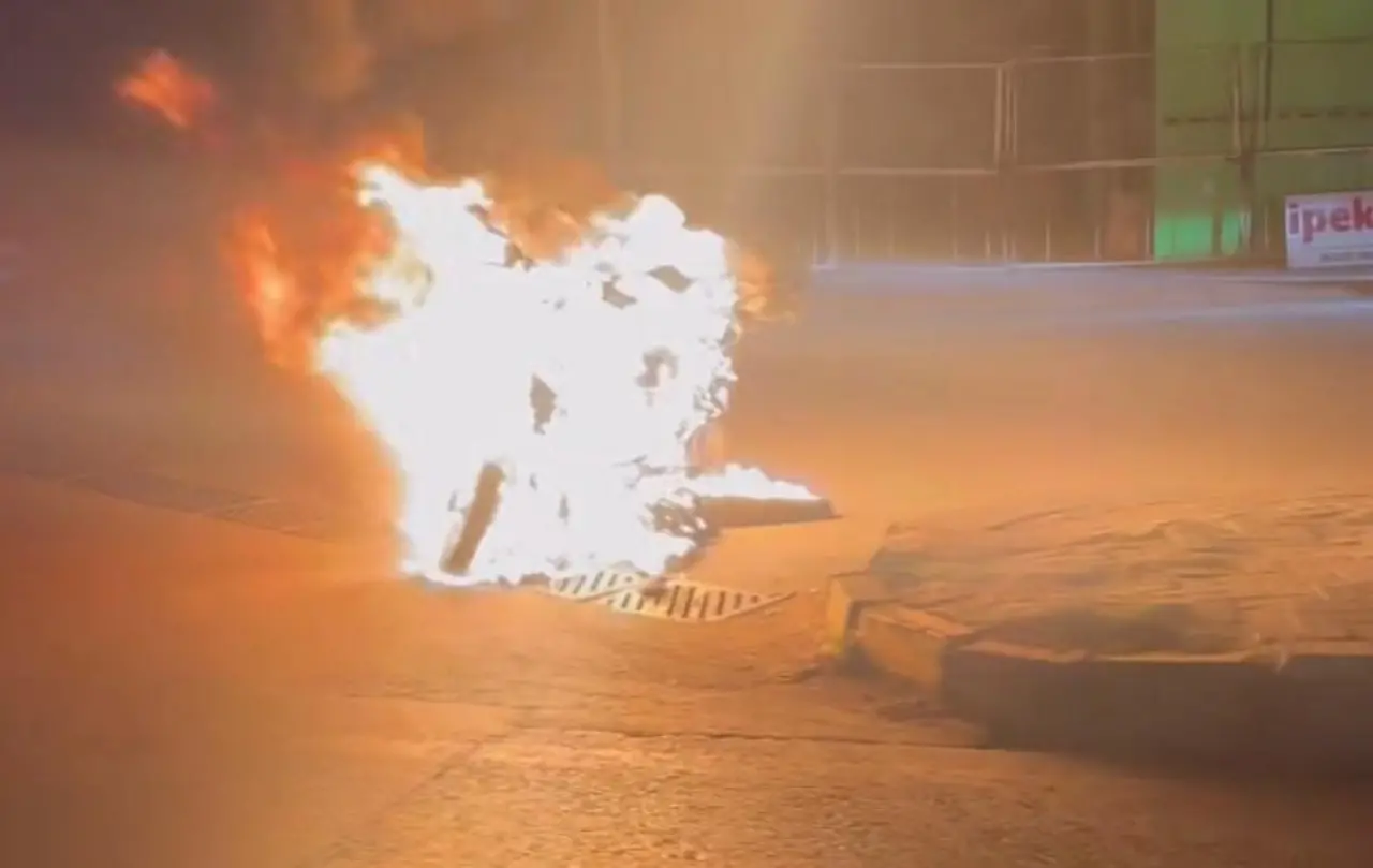 Öfkesine yenildi! Arızalanan motosikletini yol ortasında ateşe verdi... 1