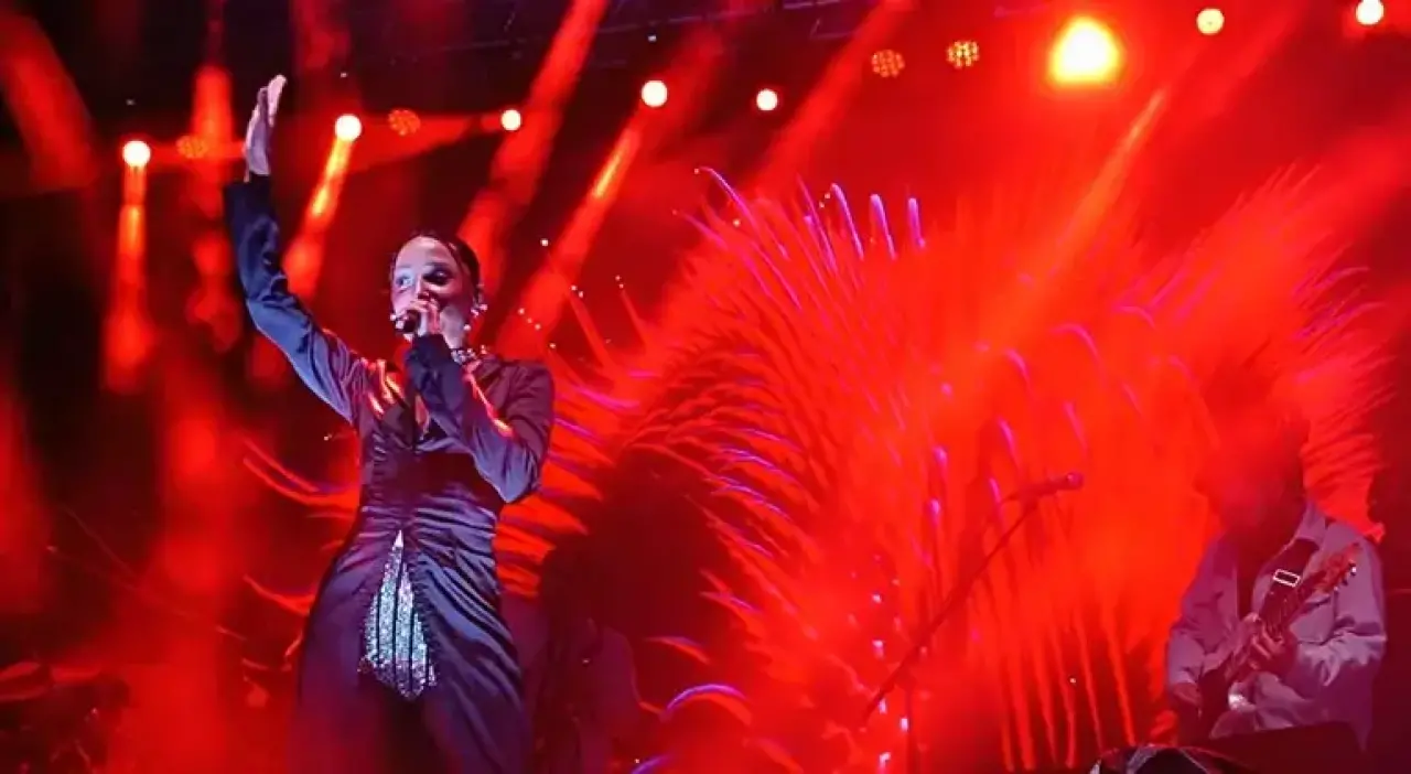 Sahnede Lazer Krizi... Zeynep Bastık’tan seyirciye sert çıkış! 2