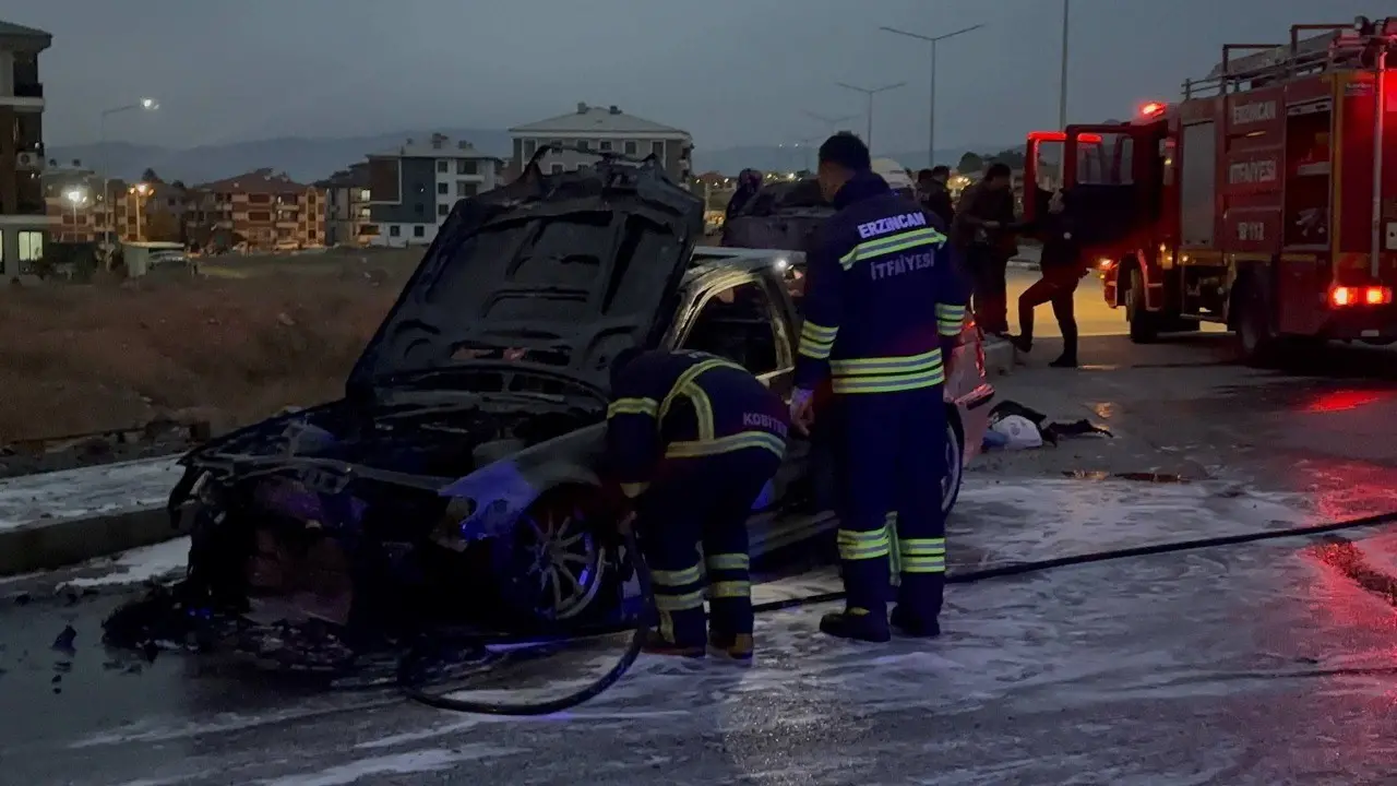 Motor alev aldı, otomobil kısa sürede kül oldu! 1