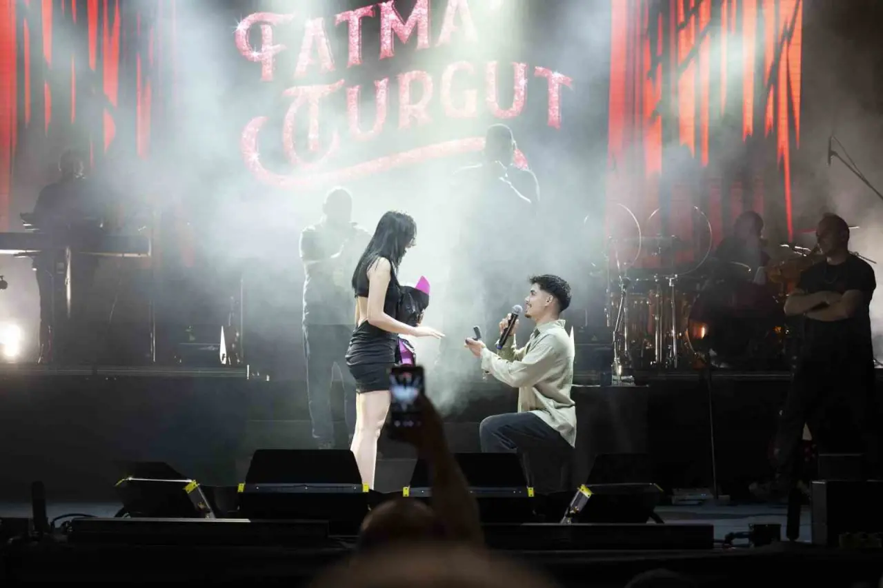 Tarsus Festivali’nde aşk ve müzik bir arada! Fatma Turgut konserinde evlilik teklifi 3