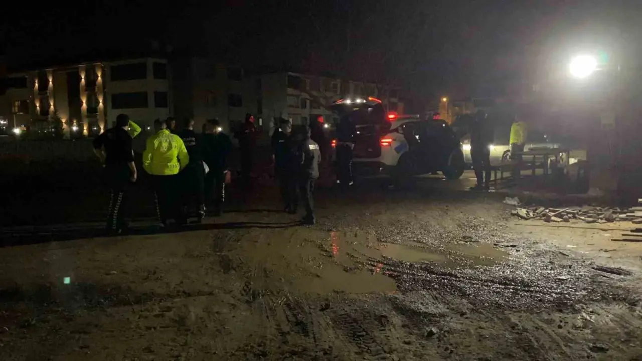 Drift attı, kaçtı, çarptı... Film gibi kovalamacanın sonu inşaatta bitti! 5