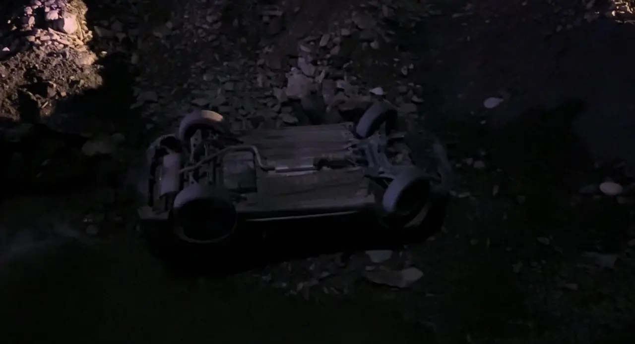 Dere yatağında mahsur kaldılar! Hakkari’de akılalmaz kaza 2