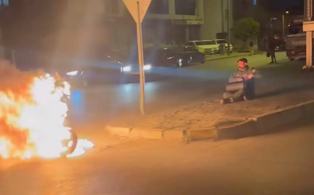 Öfkesine yenildi! Arızalanan motosikletini yol ortasında ateşe verdi... 2