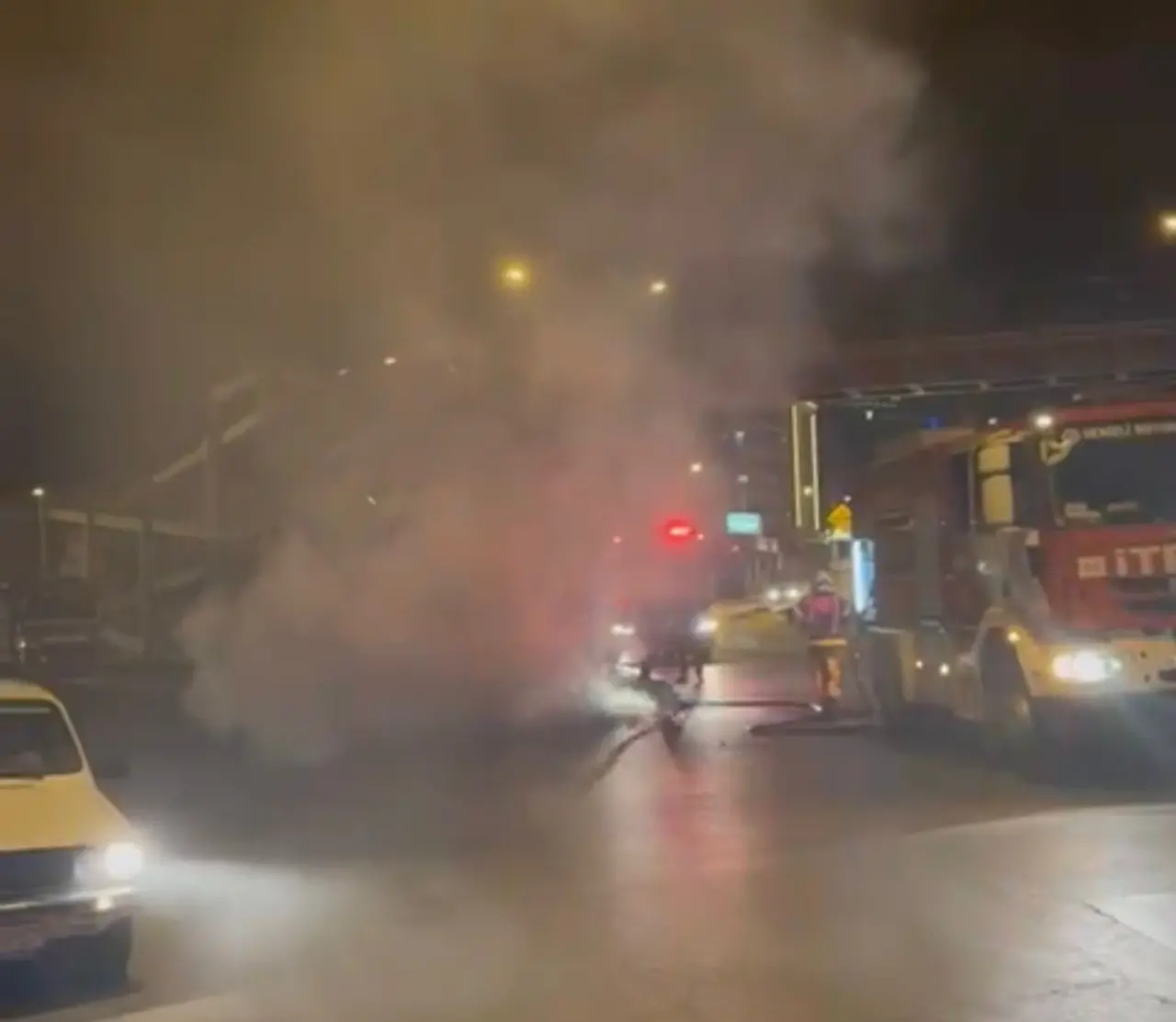 Öfkesine yenildi! Arızalanan motosikletini yol ortasında ateşe verdi... 4