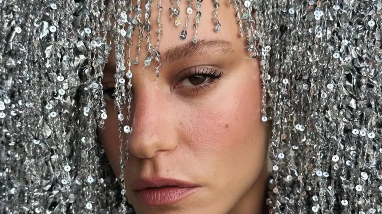 Serenay Sarıkaya 'Yılın Oyuncusu' seçildi, kıyafetiyle gecenin konusu oldu! 1