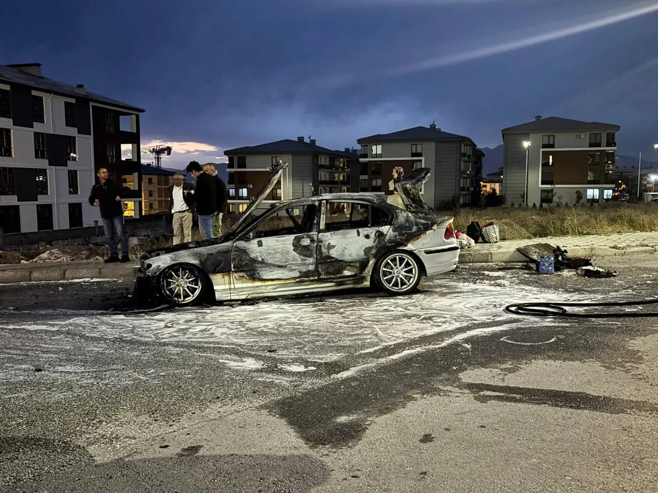 Motor alev aldı, otomobil kısa sürede kül oldu! 4