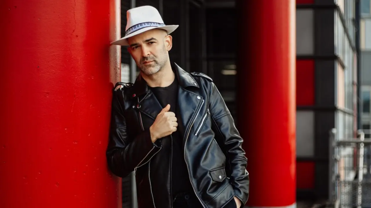 Murat Evgin, Hollywood dizisinde Türkçe şarkı söyledi! 1