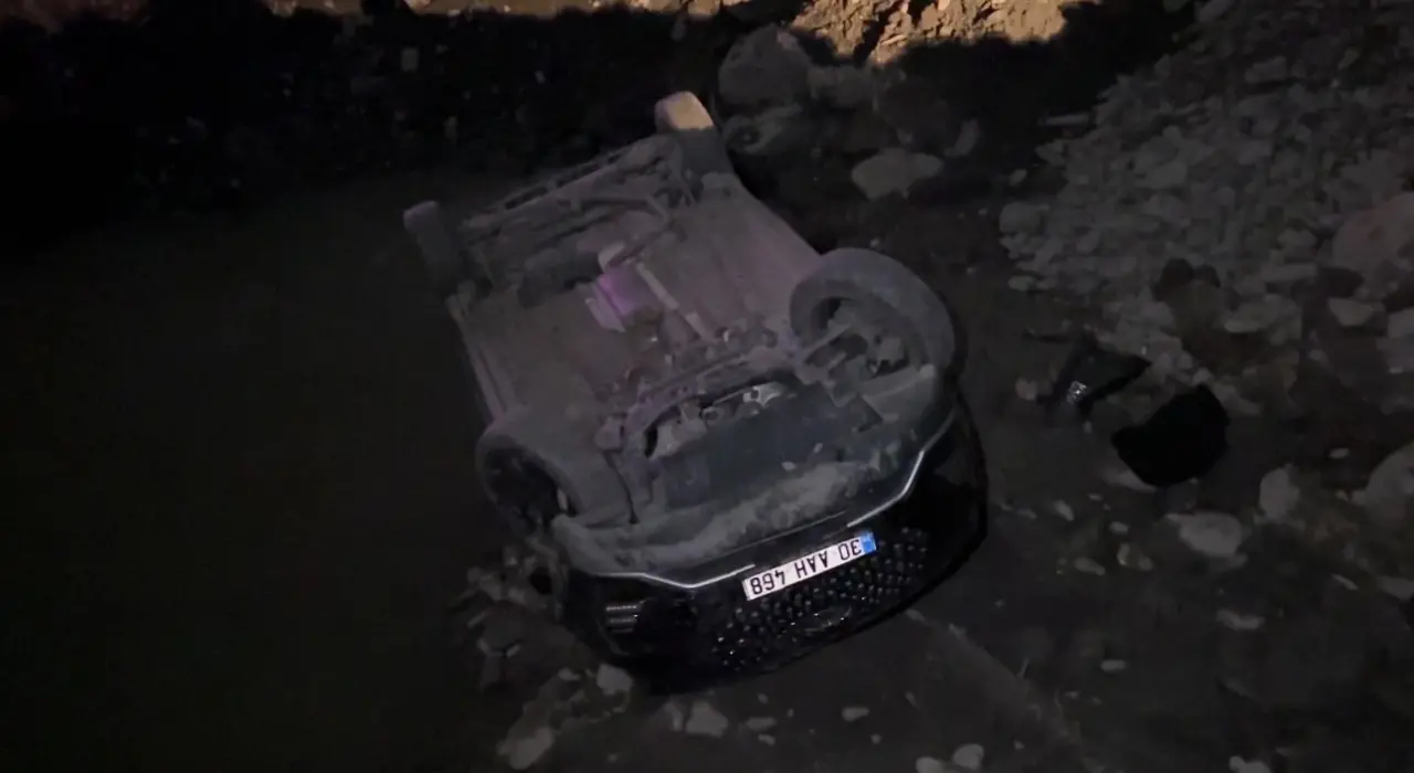 Dere yatağında mahsur kaldılar! Hakkari’de akılalmaz kaza 1