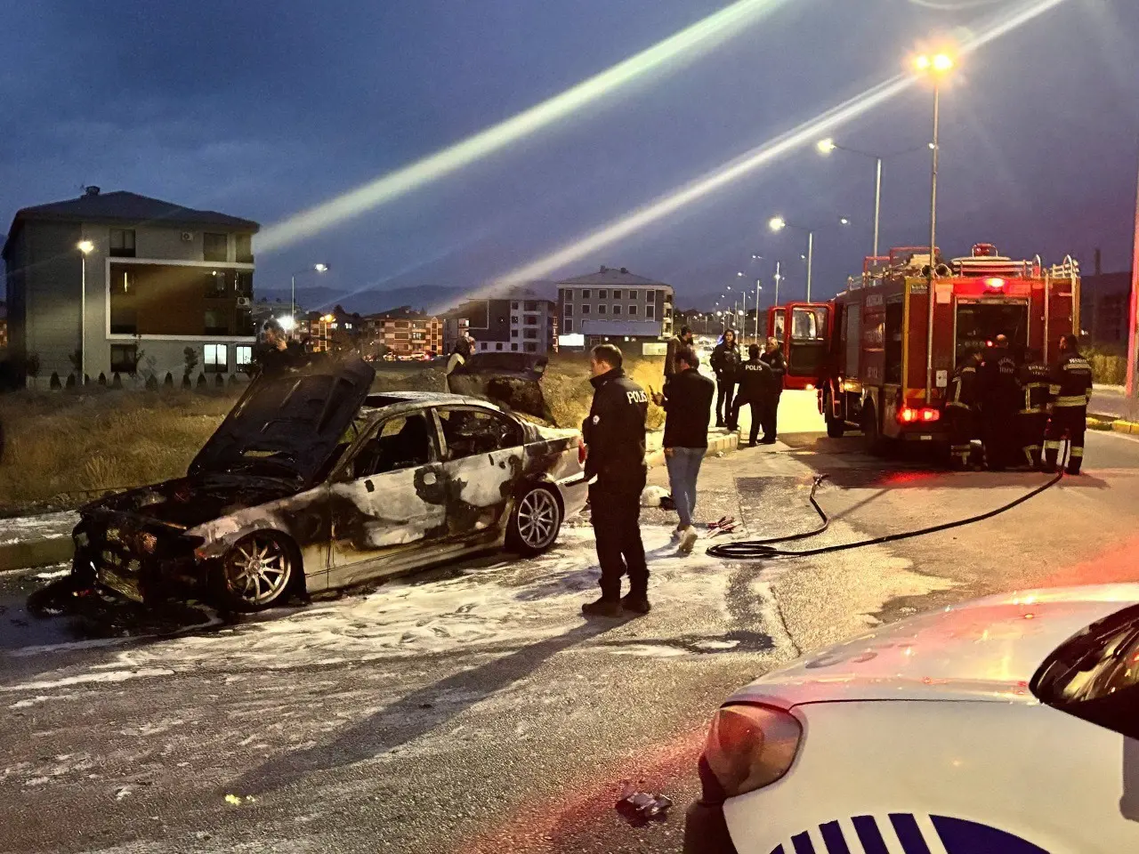 Motor alev aldı, otomobil kısa sürede kül oldu! 3