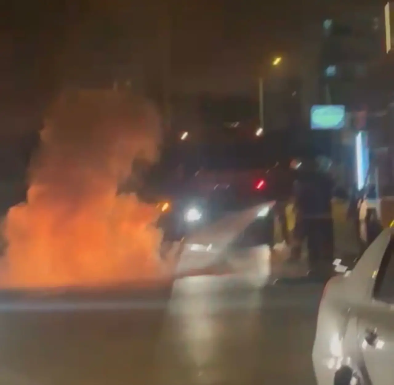 Öfkesine yenildi! Arızalanan motosikletini yol ortasında ateşe verdi... 3