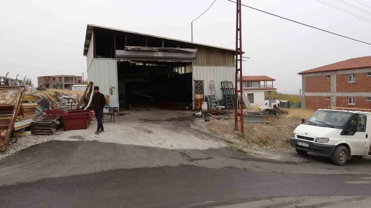 Akıl tutulması... Isınmak için ateşe tiner döküp alev topuna döndüler! 2