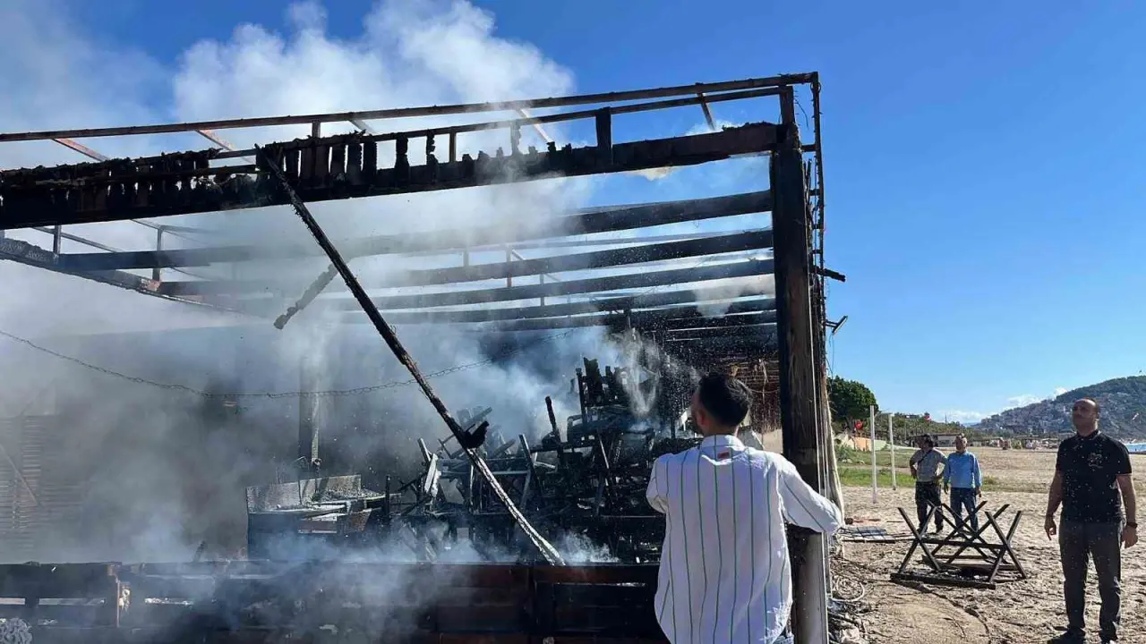 Antalya'da deniz değil, alev dalgası... Dumanlar güneşi kapattı! 3