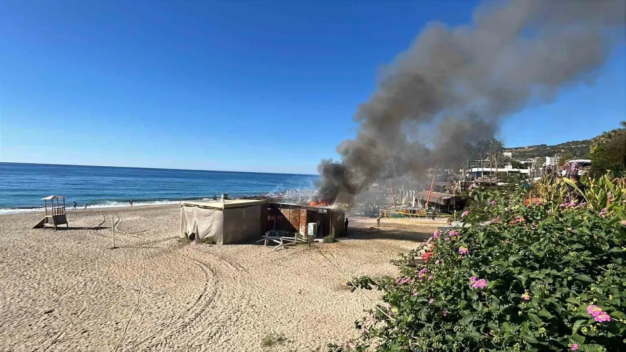 Antalya'da deniz değil, alev dalgası... Dumanlar güneşi kapattı! 4