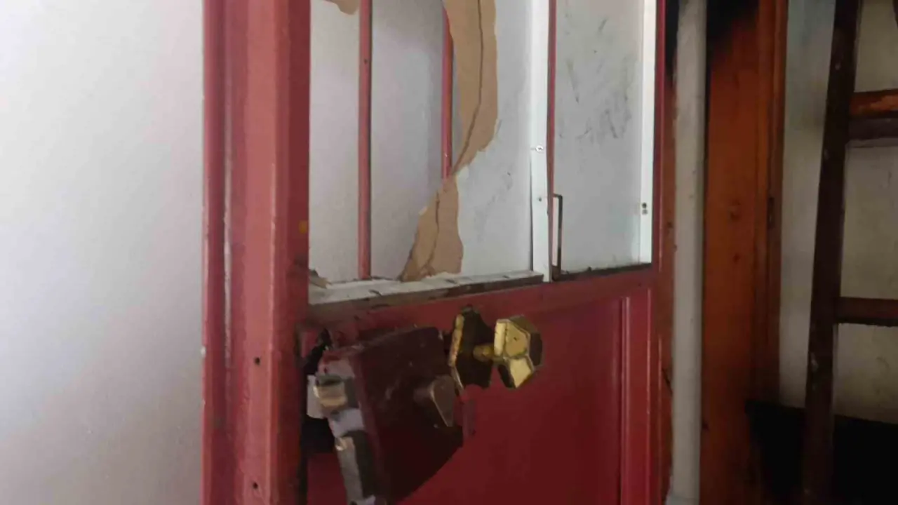 'Kapı açılmadı, kırıp girdik' : Mahsur kalan çocukları mahalleli kurtardı! 1