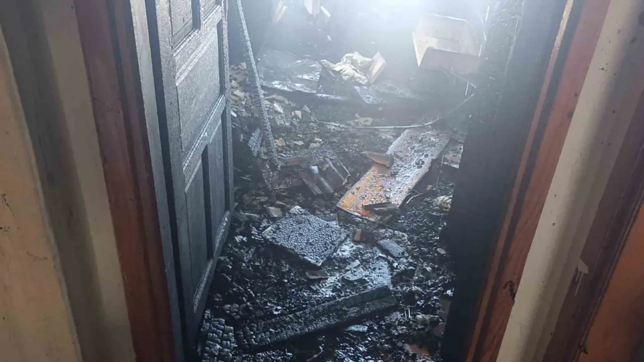 'Kapı açılmadı, kırıp girdik' : Mahsur kalan çocukları mahalleli kurtardı! 2