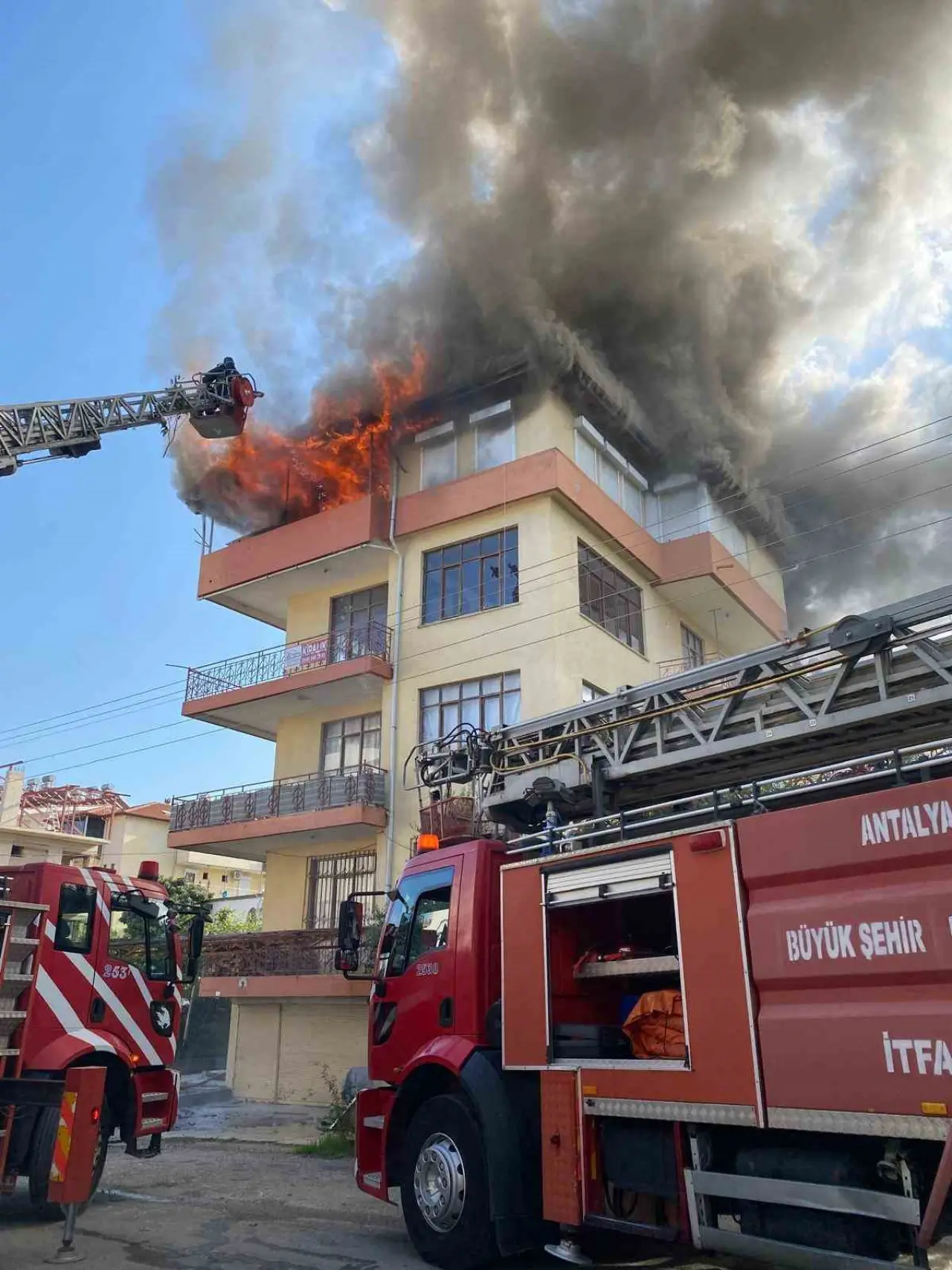 'Kapı açılmadı, kırıp girdik' : Mahsur kalan çocukları mahalleli kurtardı! 3