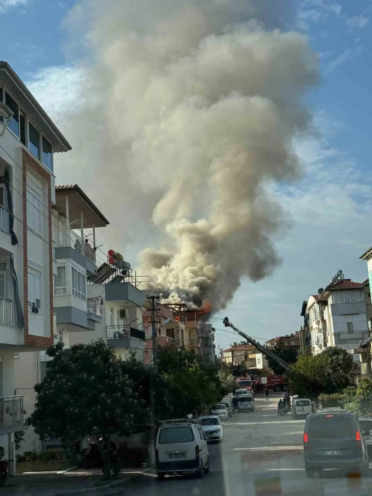 'Kapı açılmadı, kırıp girdik' : Mahsur kalan çocukları mahalleli kurtardı! 4