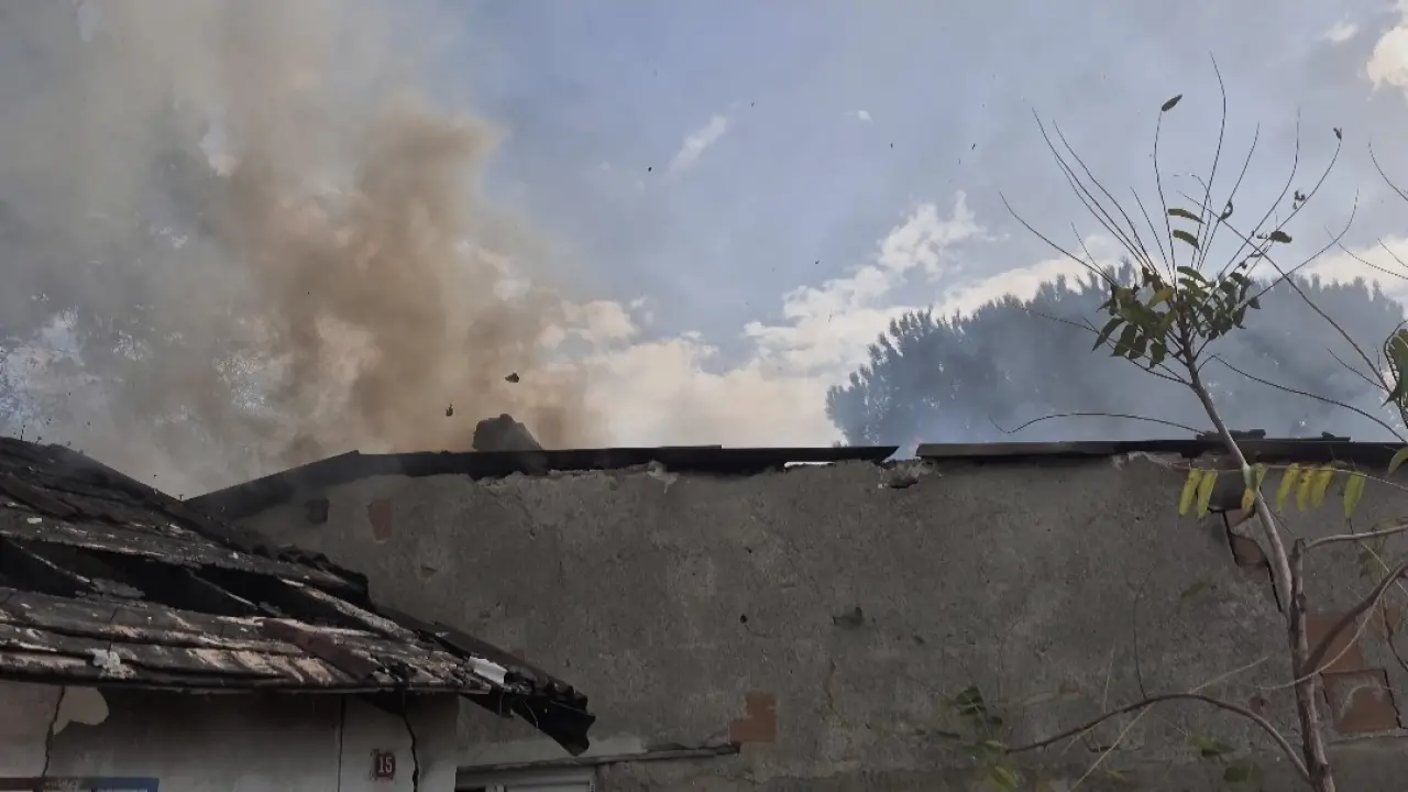 Alevler yükseldi, sinirler patladı... İtfaiyeci muhabiri yıkadı! 1