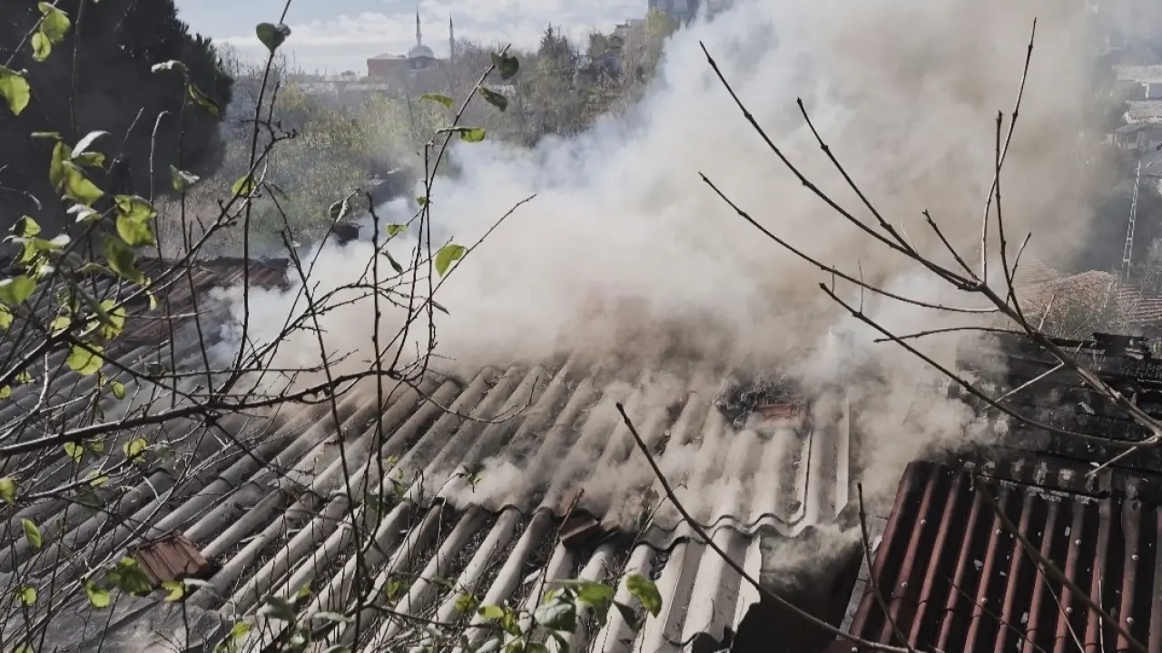 Alevler yükseldi, sinirler patladı... İtfaiyeci muhabiri yıkadı! 3