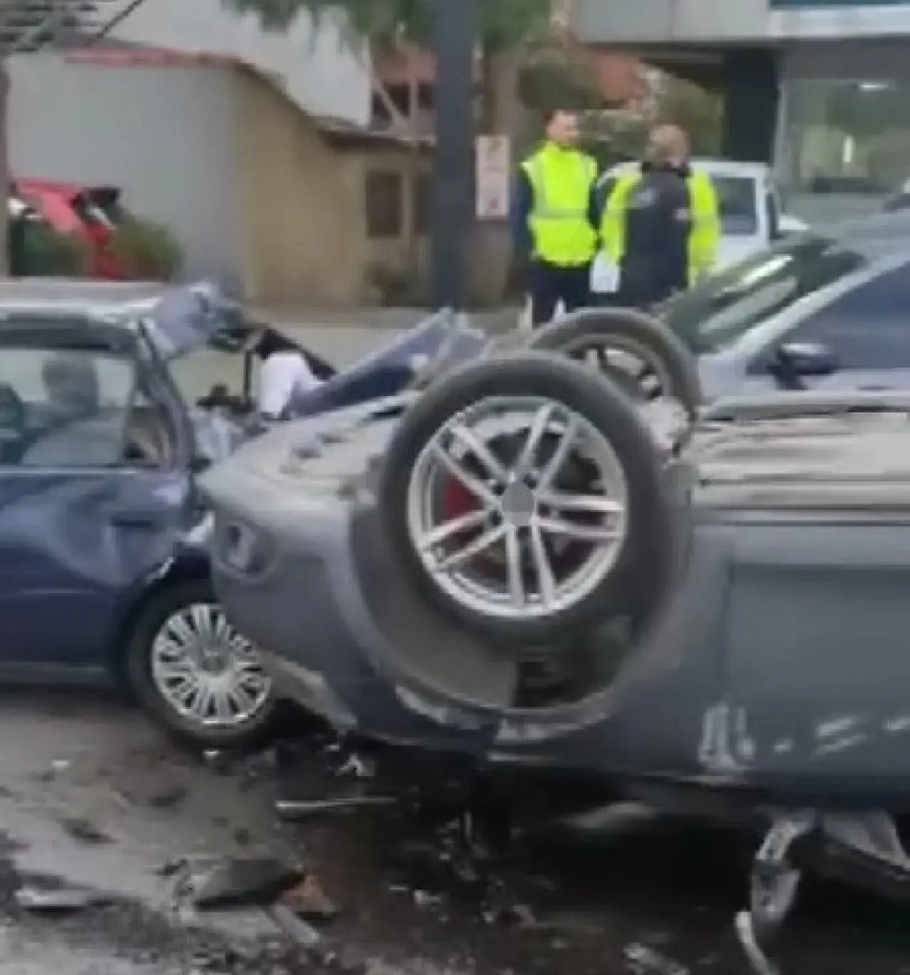 Kaygan yol, ani hamle, büyük kaza: Ataşehir’de takla atan araç kamerada! 2