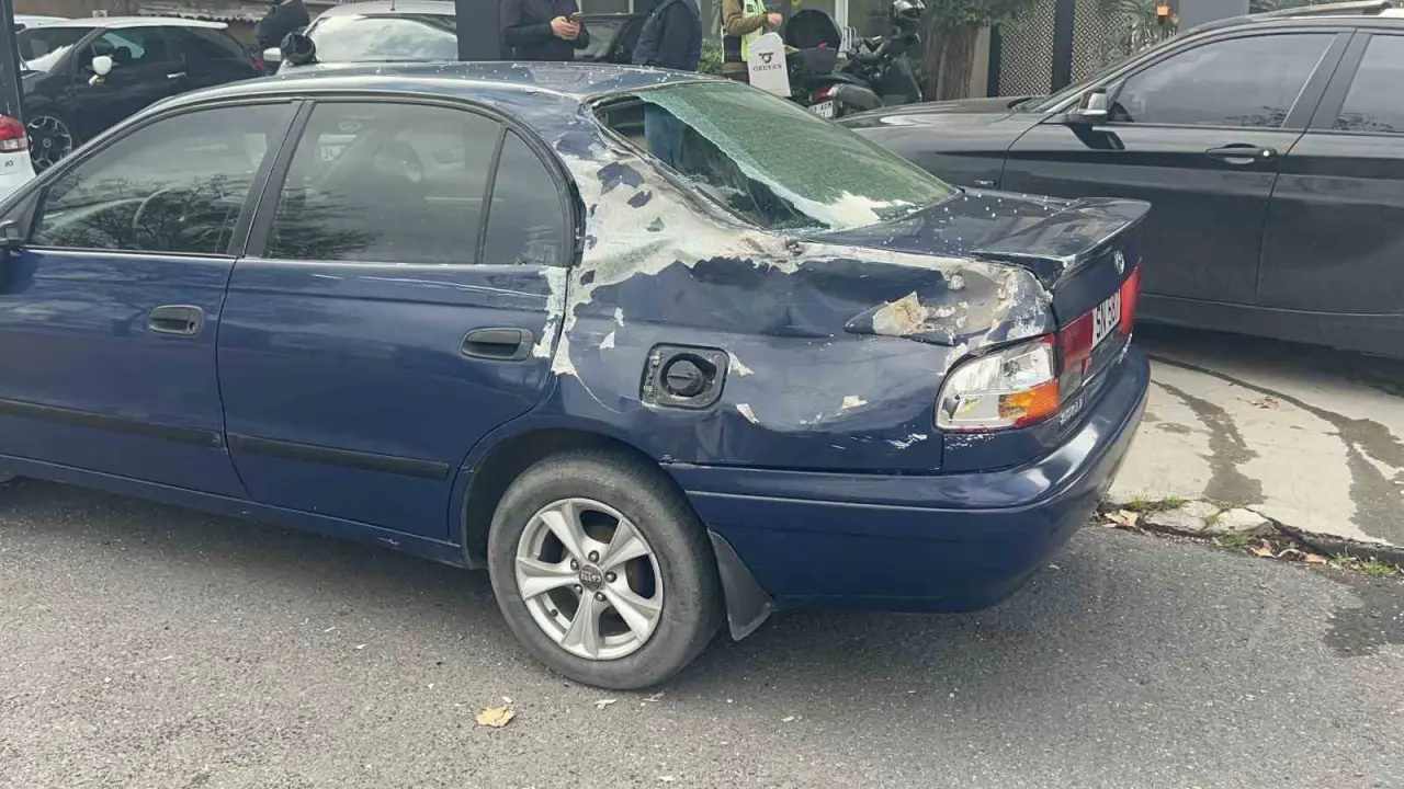 Kaygan yol, ani hamle, büyük kaza: Ataşehir’de takla atan araç kamerada! 1