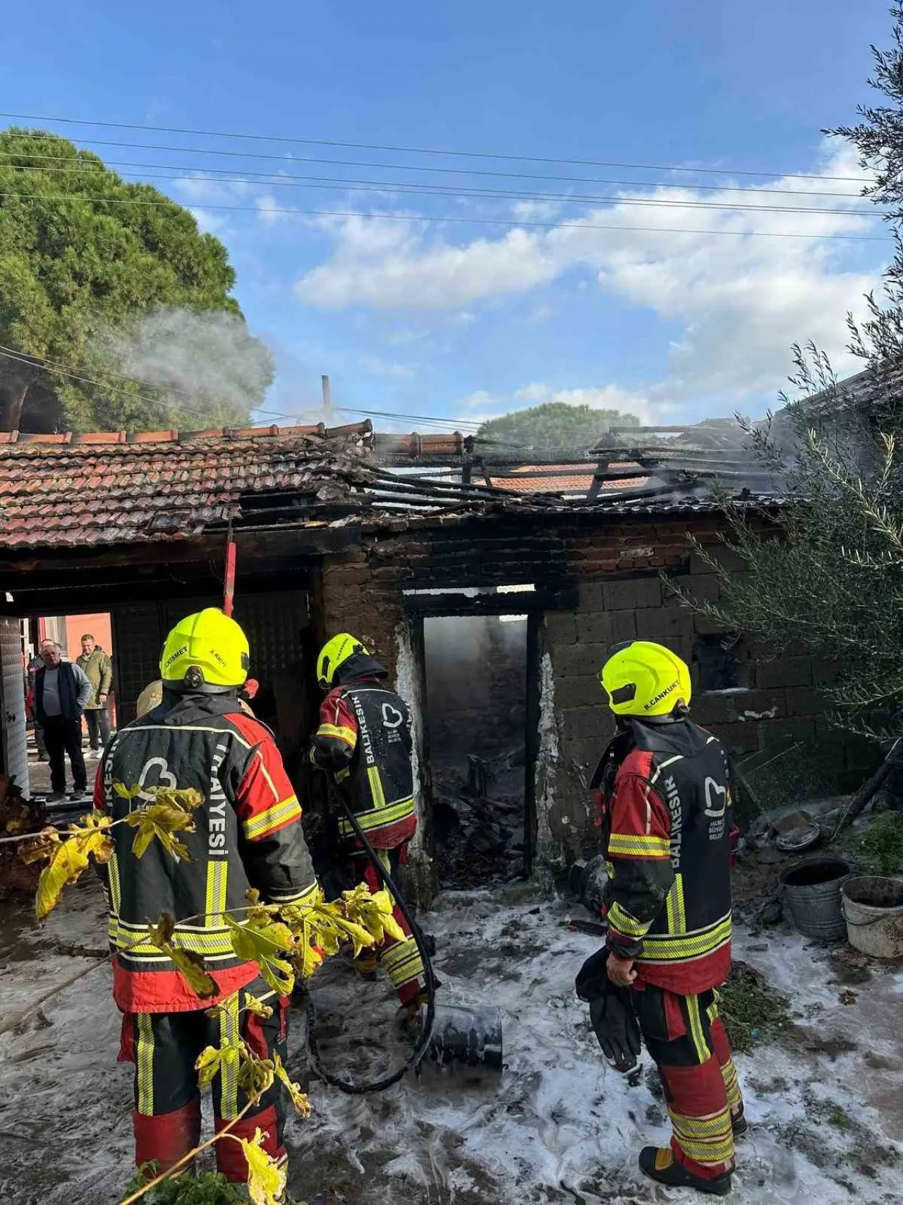 Kısa sürdü ama etkisi büyük... Depo bir anda alevlere teslim oldu! 2