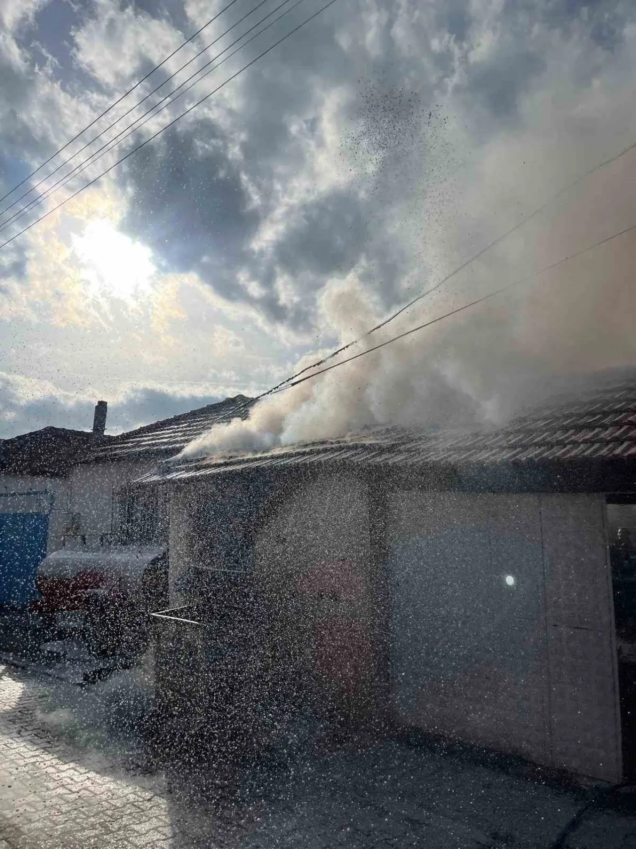 Kısa sürdü ama etkisi büyük... Depo bir anda alevlere teslim oldu! 1