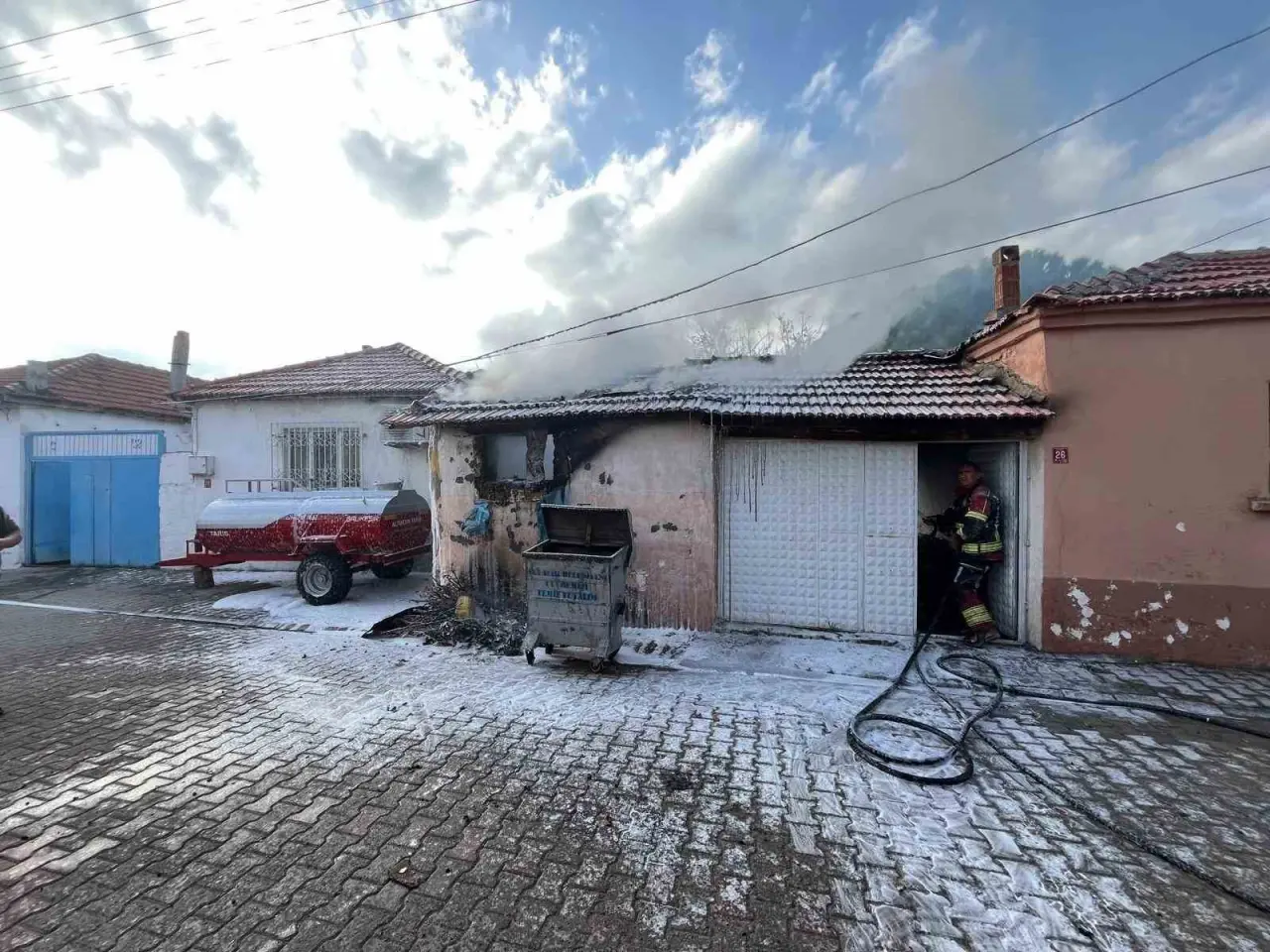 Kısa sürdü ama etkisi büyük... Depo bir anda alevlere teslim oldu! 3