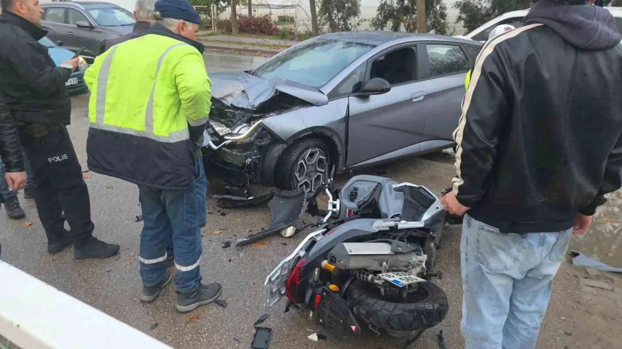 Bir anlık manevra, iki gencin hayatını altüst etti! Motosiklet metrelerce uçtu... 2