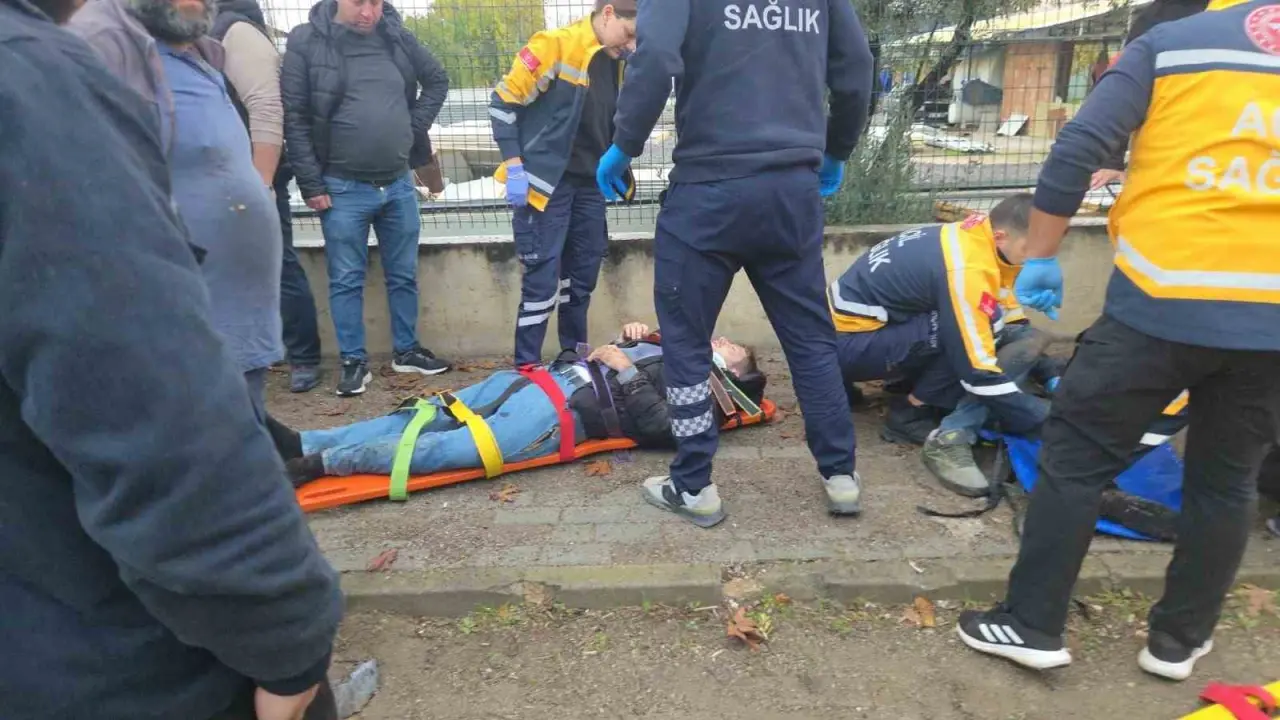 Bir anlık manevra, iki gencin hayatını altüst etti! Motosiklet metrelerce uçtu... 1