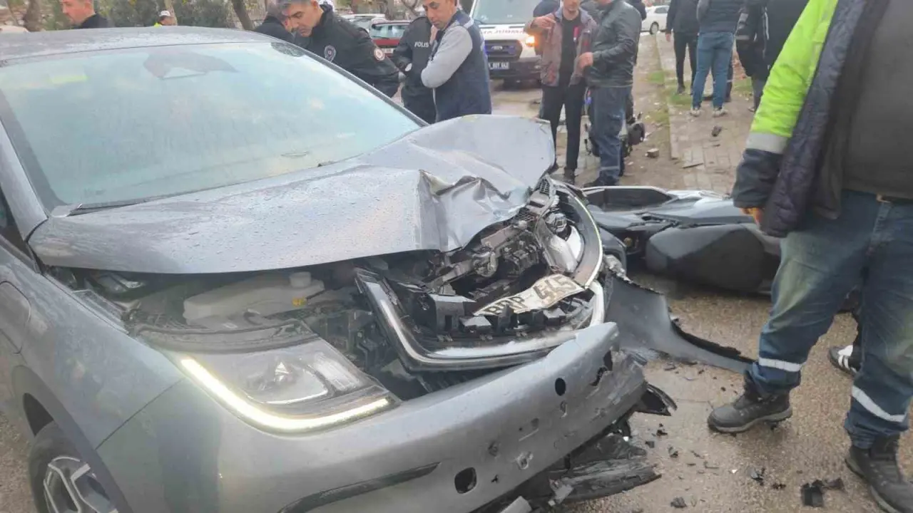 Bir anlık manevra, iki gencin hayatını altüst etti! Motosiklet metrelerce uçtu... 3