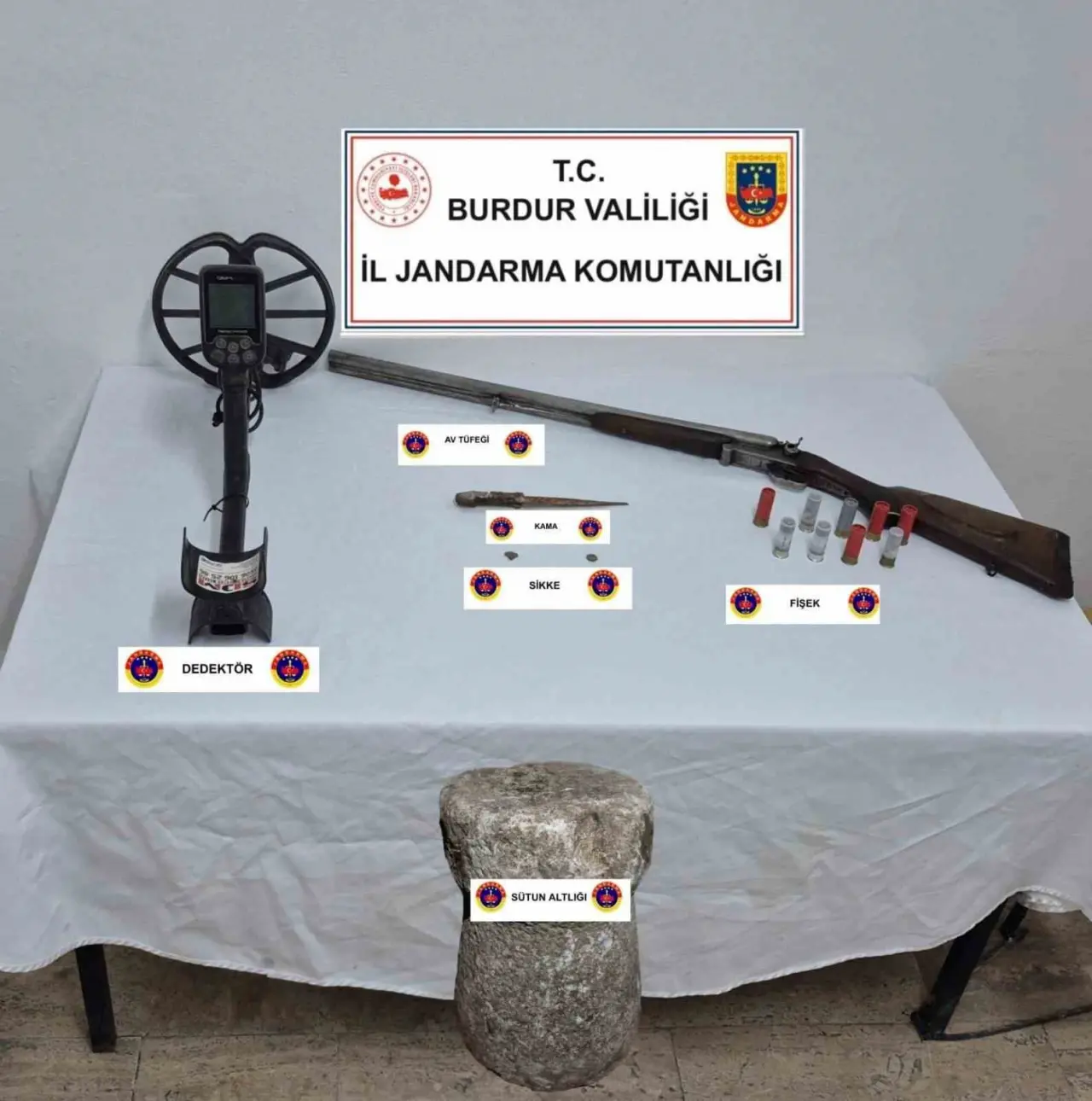 O evde ne ararsan var! Sikke, tabanca, tetik tertibatı... 3