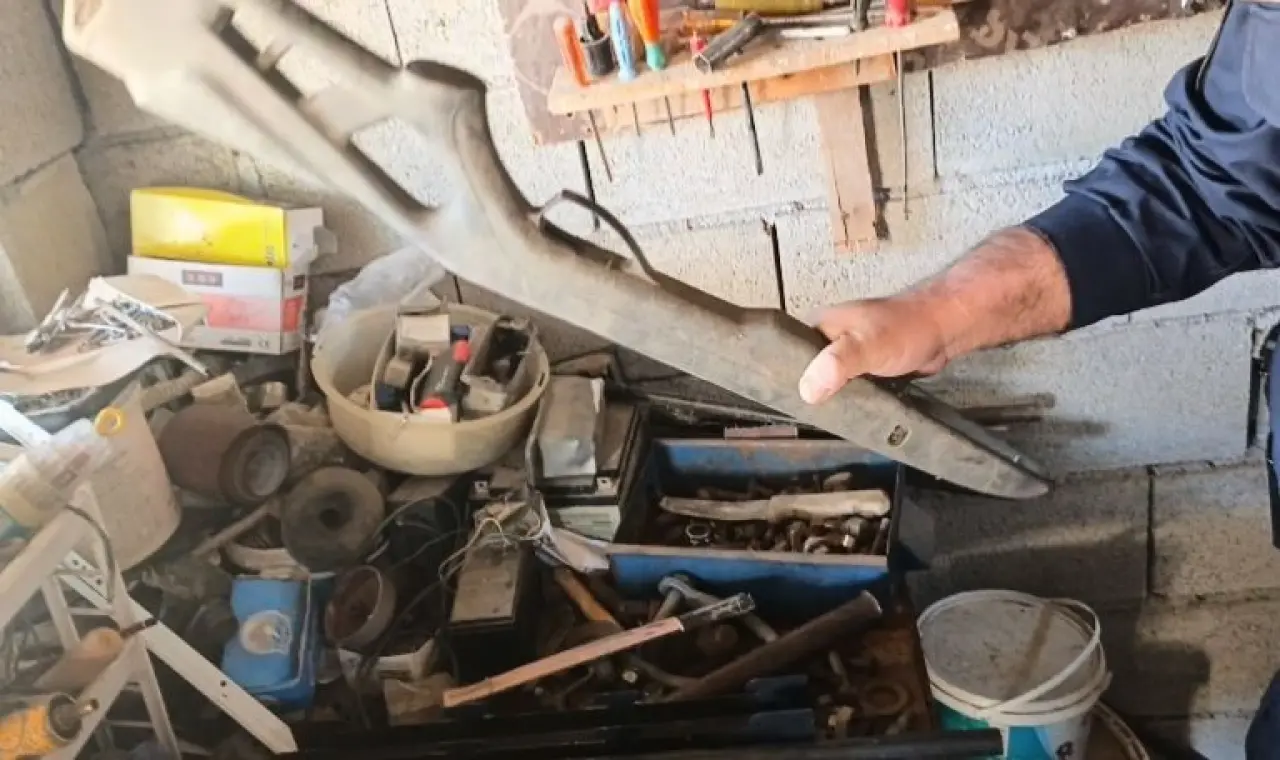 O evde ne ararsan var! Sikke, tabanca, tetik tertibatı... 1