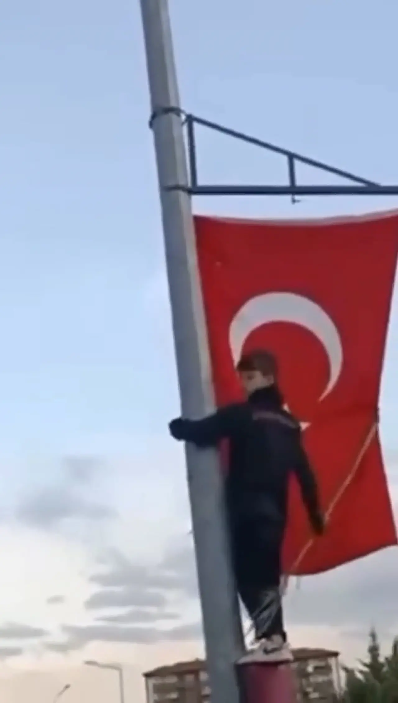 Küçük yüreklerden büyük sevgisi: Bayrak yeniden gururla dalgalandı! 2