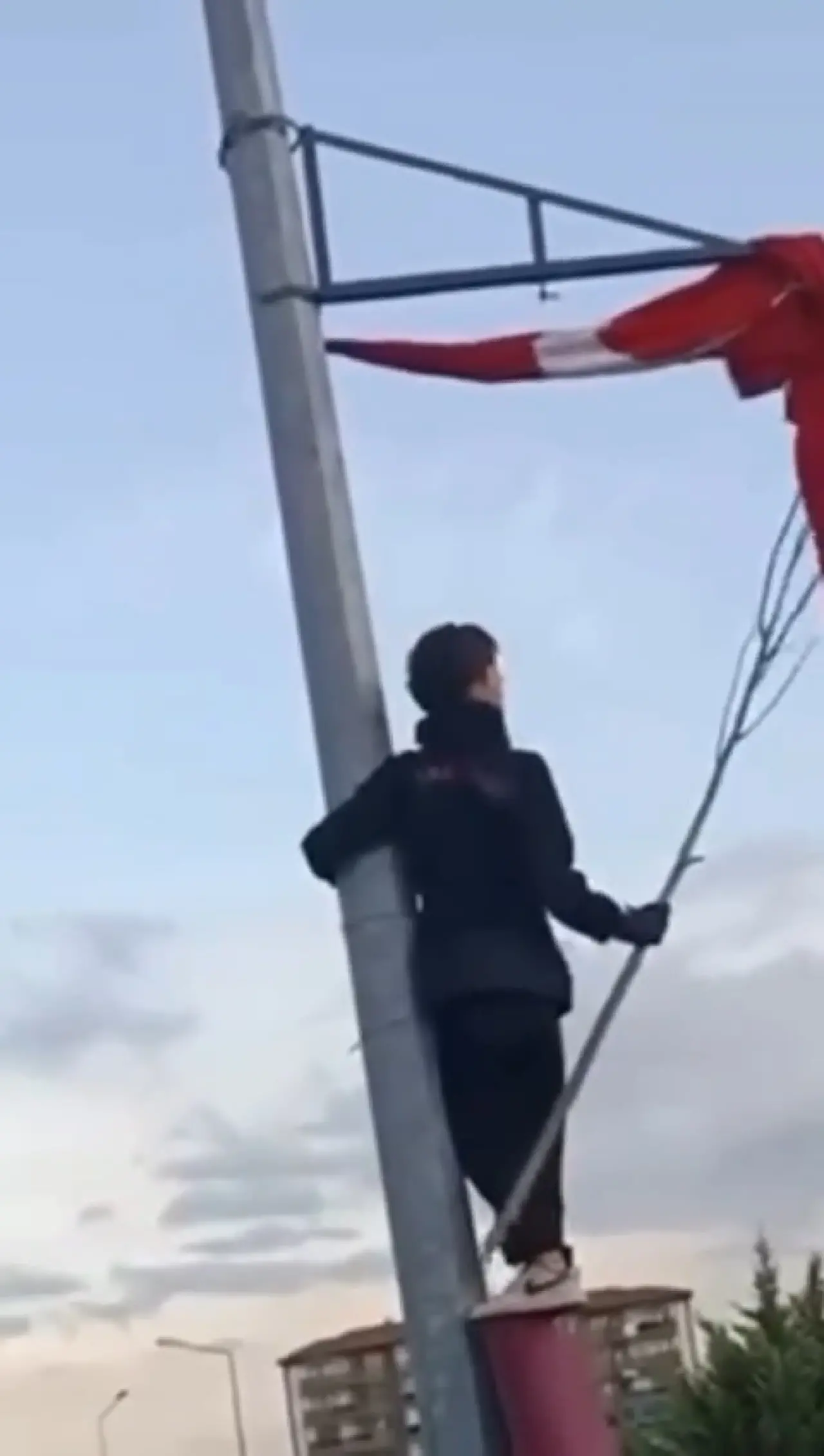 Küçük yüreklerden büyük sevgisi: Bayrak yeniden gururla dalgalandı! 1