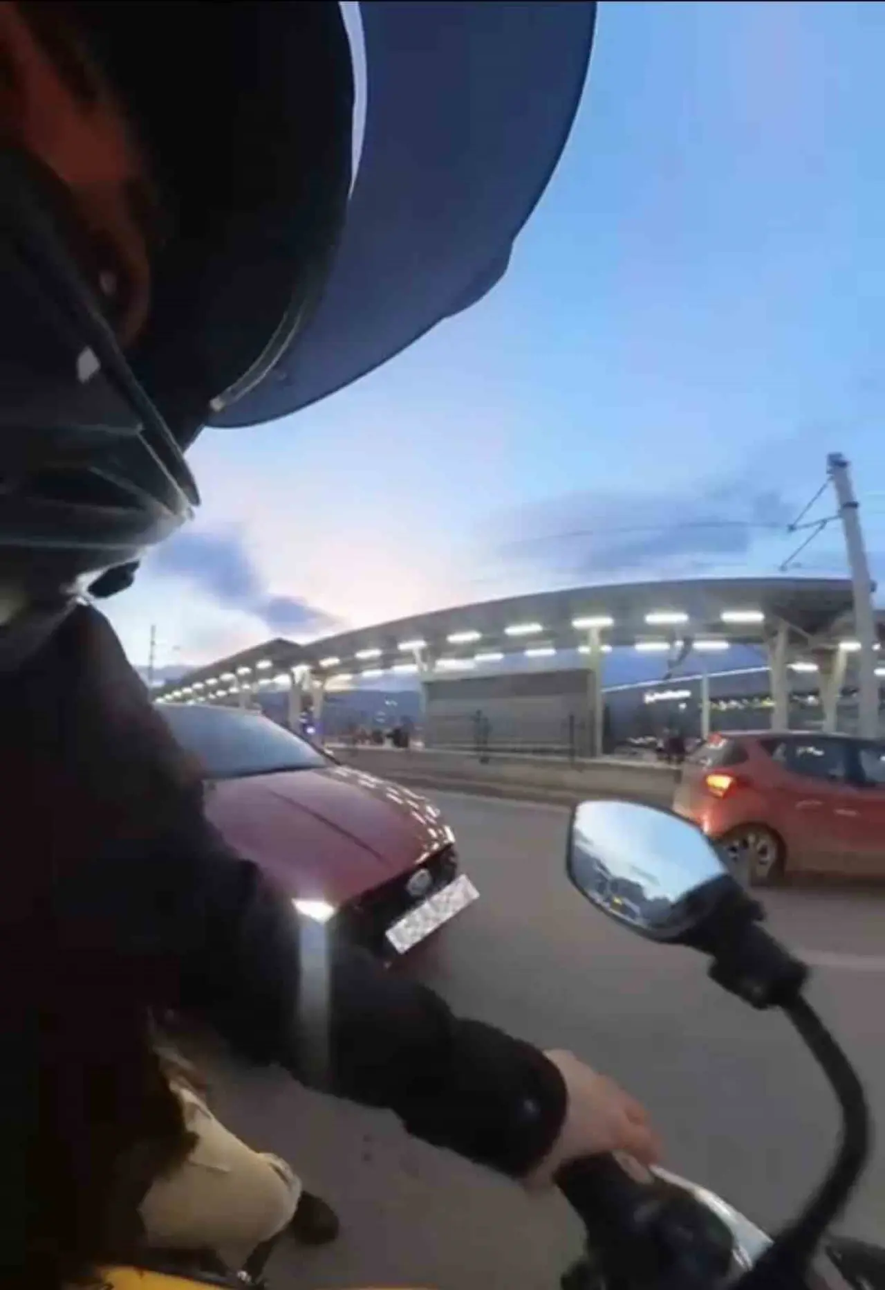 Motosikletliyi sıkıştırdı, çarptı, kavga çıktı: Kadın sürücüler birbirine girdi! 2