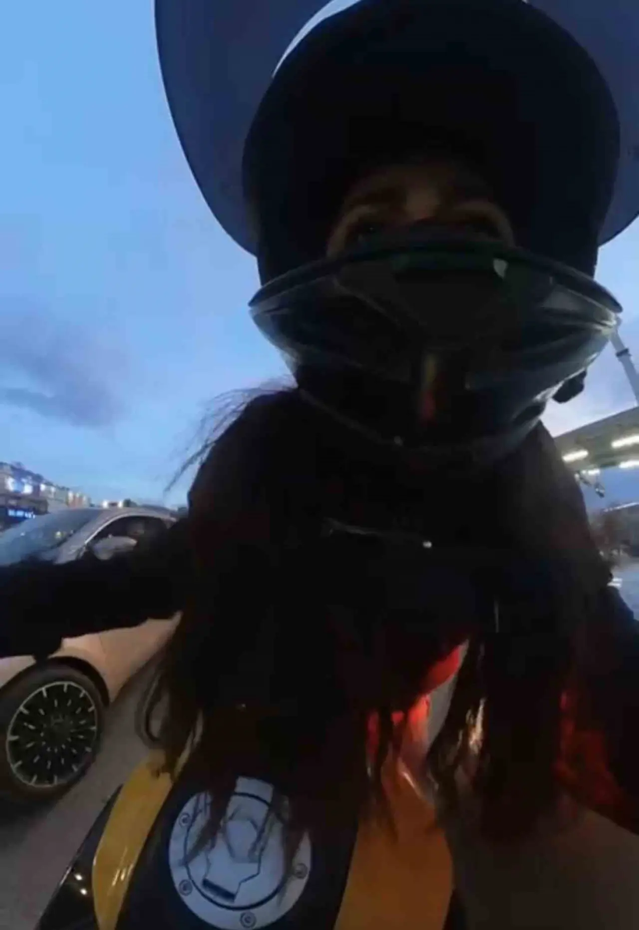 Motosikletliyi sıkıştırdı, çarptı, kavga çıktı: Kadın sürücüler birbirine girdi! 3