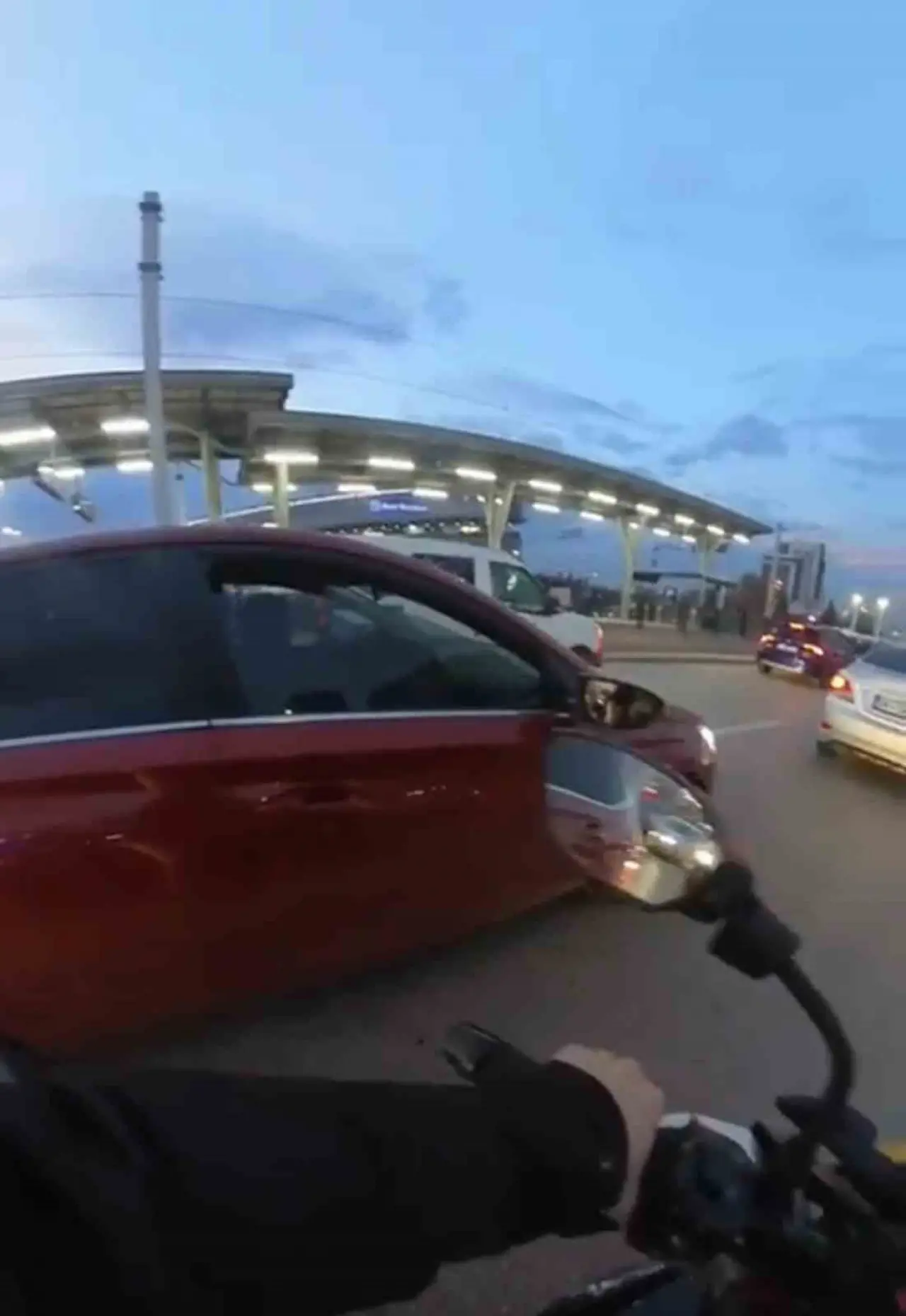 Motosikletliyi sıkıştırdı, çarptı, kavga çıktı: Kadın sürücüler birbirine girdi! 1