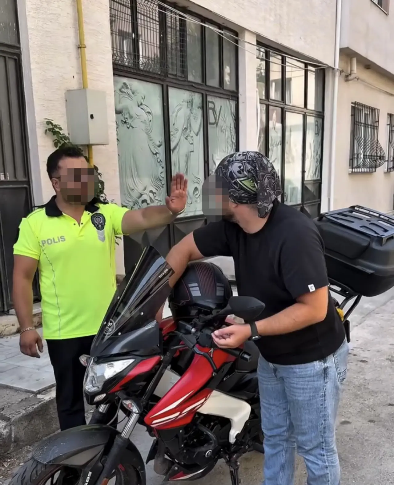 Like uğruna polis üniforması giydiler, adliyelik oldular! 1