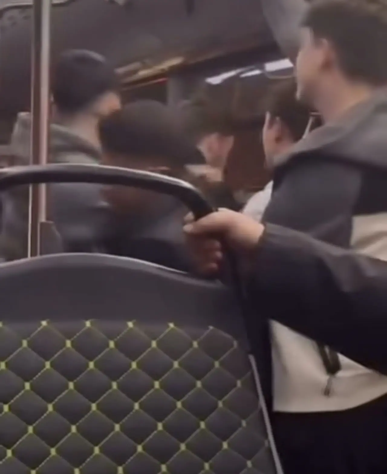 Bursa belediye otobüsünde gerili yükseldi: Tartışma yumruk yumruğa kavgaya döndü! 1