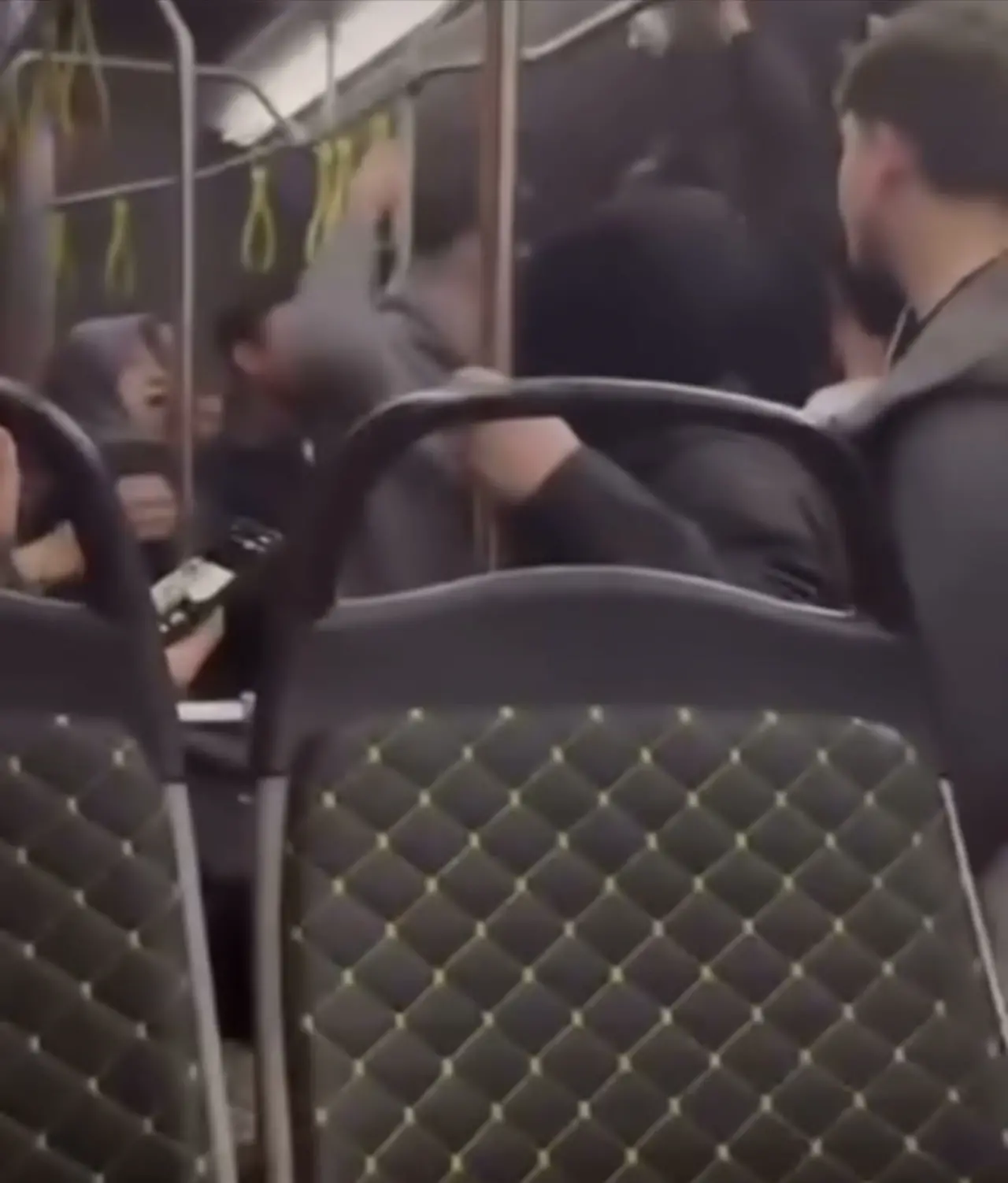 Bursa belediye otobüsünde gerili yükseldi: Tartışma yumruk yumruğa kavgaya döndü! 2