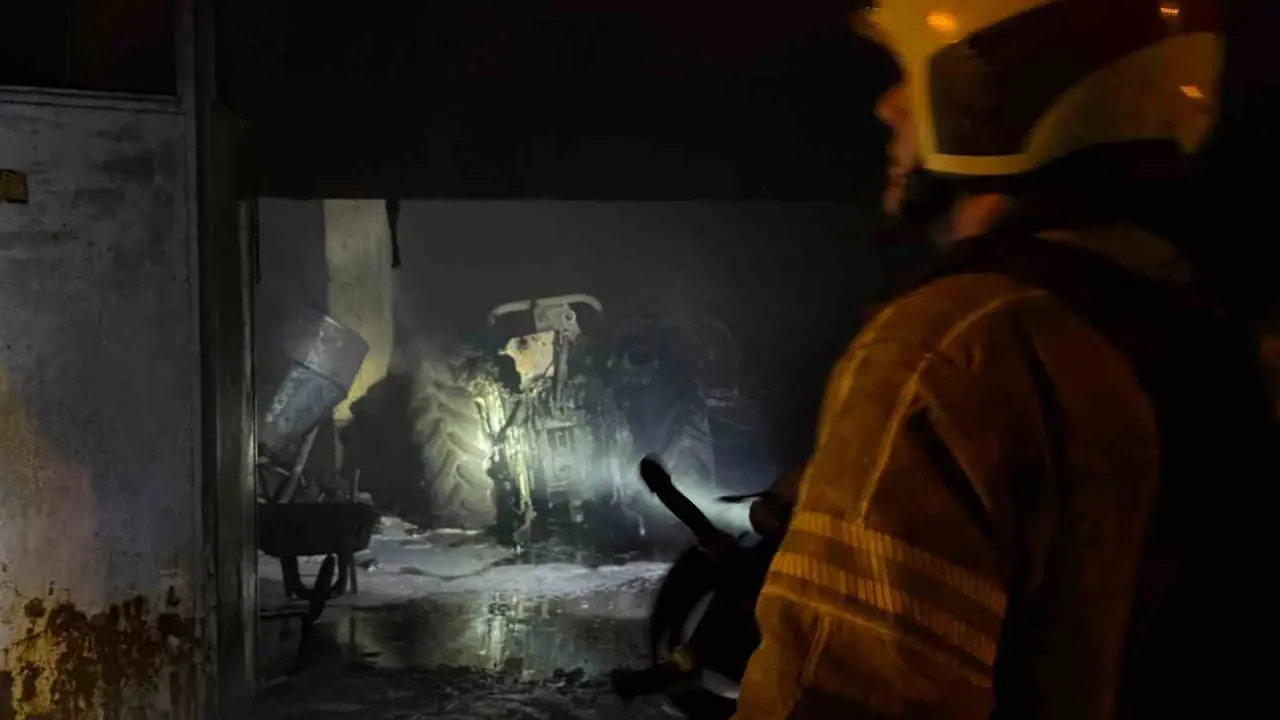 İznik’te akşam saatlerinde panik: Ardiye alev alev yandı! 2