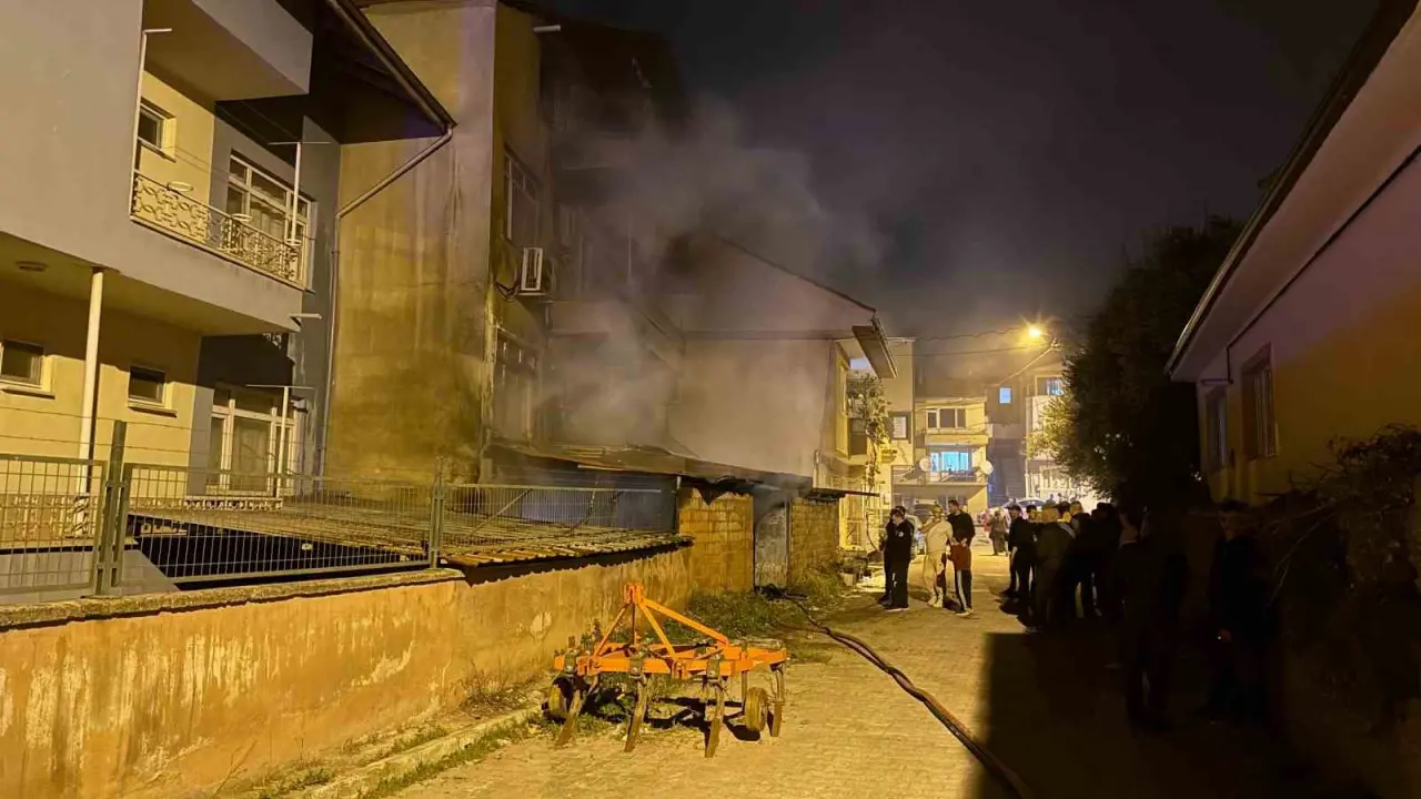 İznik’te akşam saatlerinde panik: Ardiye alev alev yandı! 3