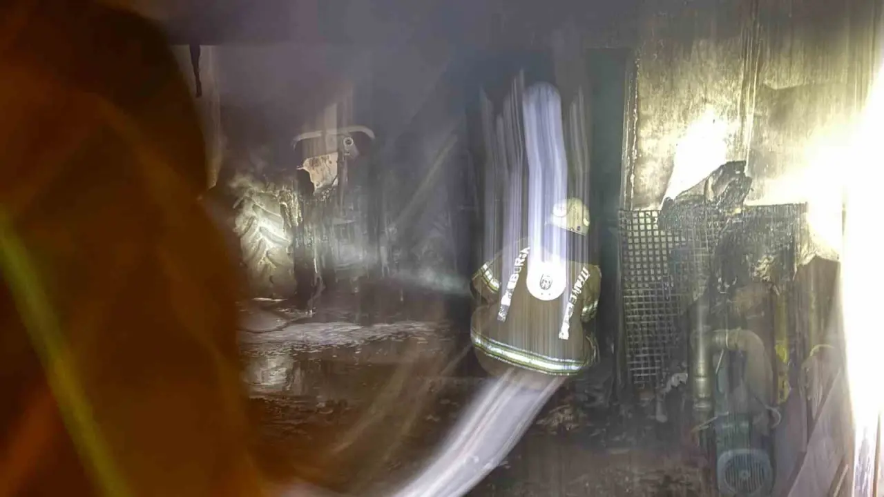 İznik’te akşam saatlerinde panik: Ardiye alev alev yandı! 4